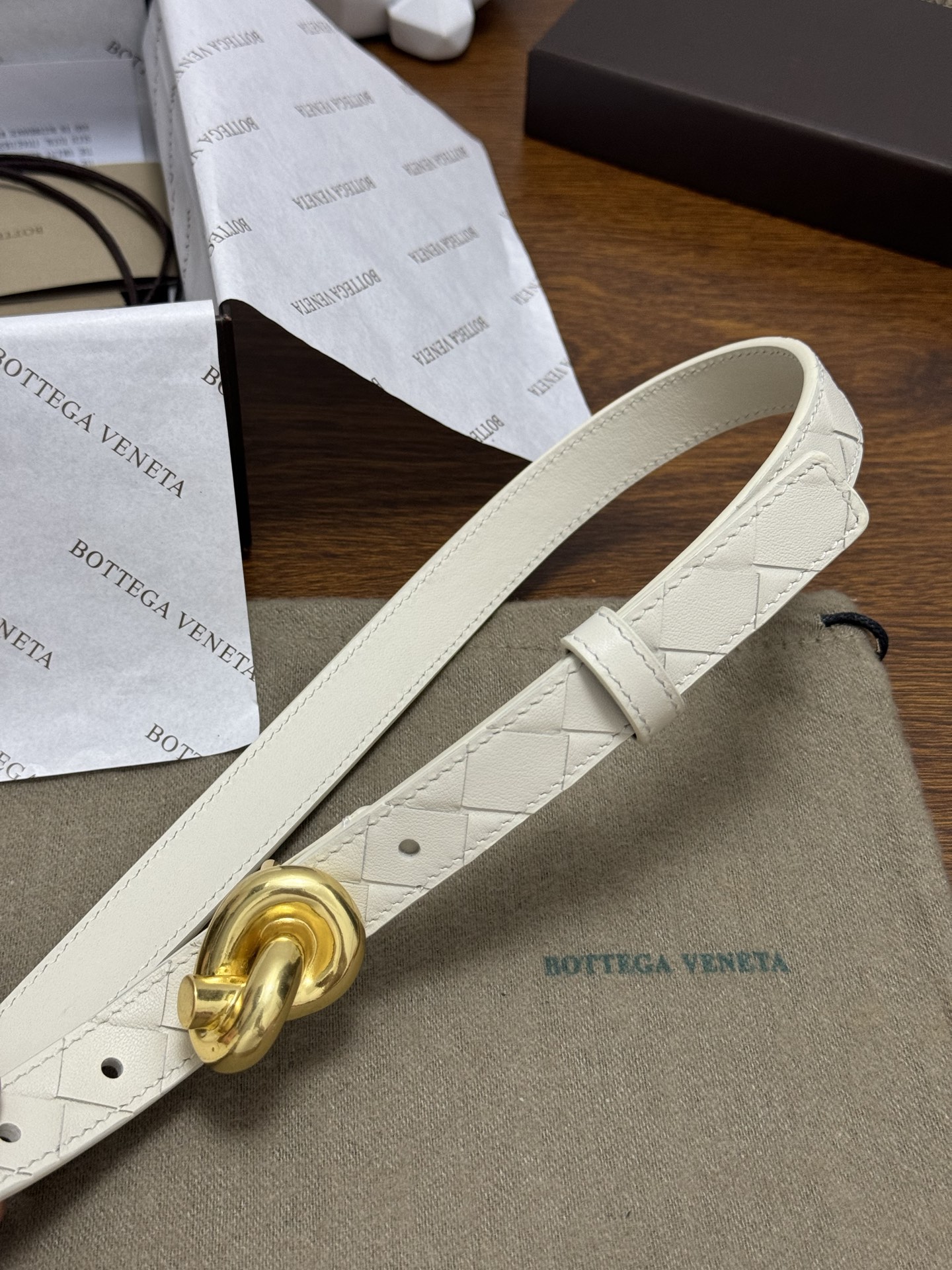 BOTTEGA VENETA 2.0cm 颜色：奶白色Knot腰带手工编织新款牛皮经典之作每个细节都体现
