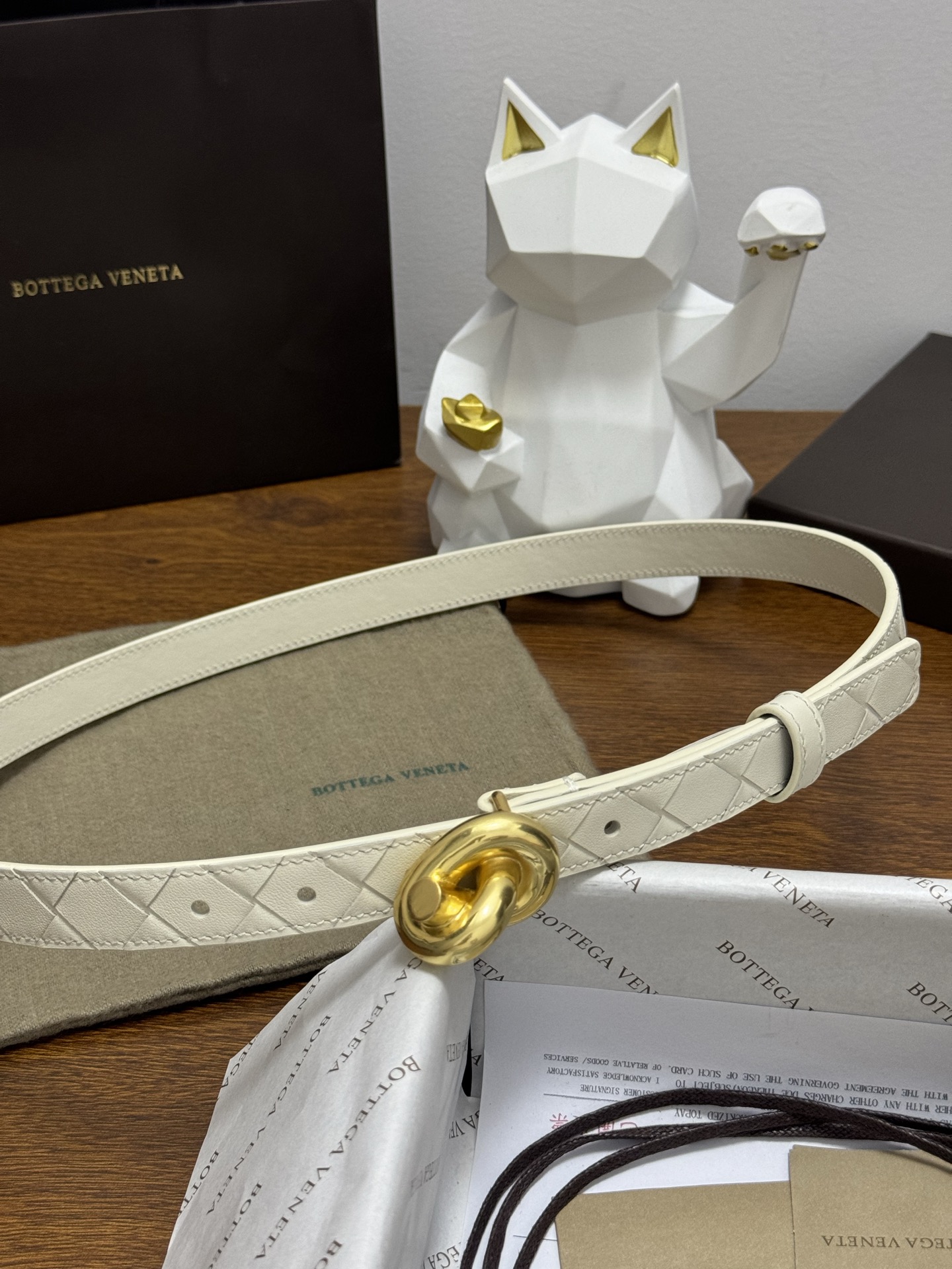 BOTTEGA VENETA 2.0cm 颜色：奶白色Knot腰带手工编织新款牛皮经典之作每个细节都体现