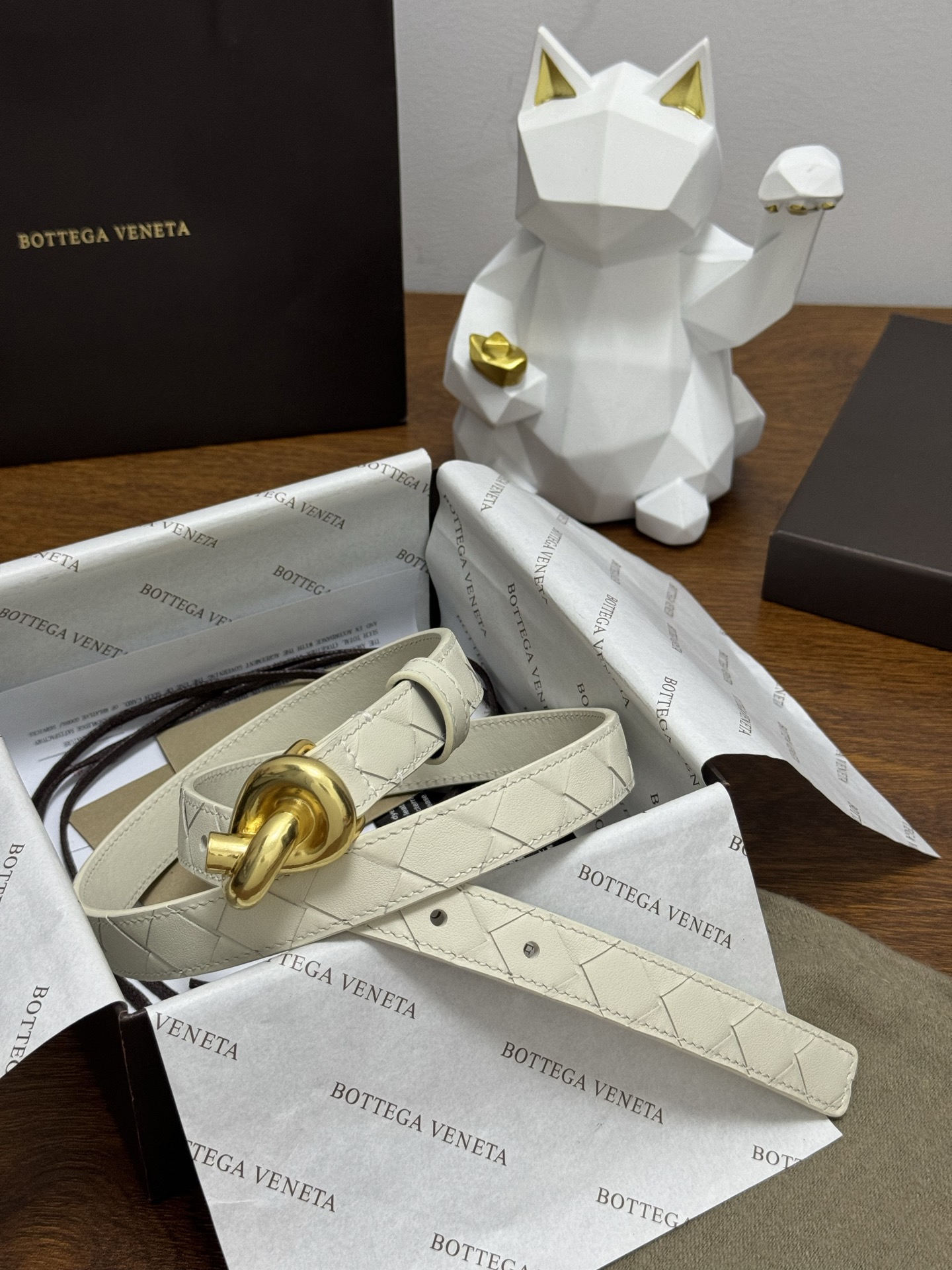 BOTTEGA VENETA 2.0cm 颜色：奶白色Knot腰带手工编织新款牛皮经典之作每个细节都体现