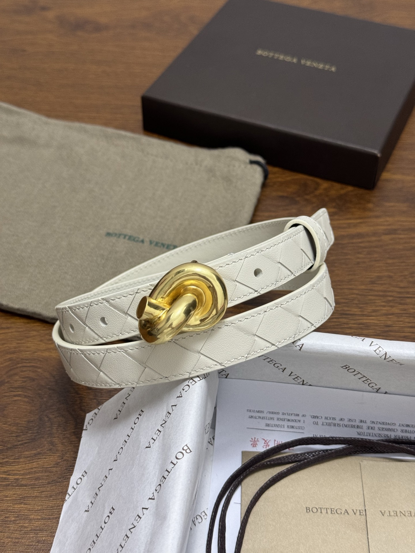 BOTTEGA VENETA 2.0cm 颜色：奶白色Knot腰带手工编织新款牛皮经典之作每个细节都体现