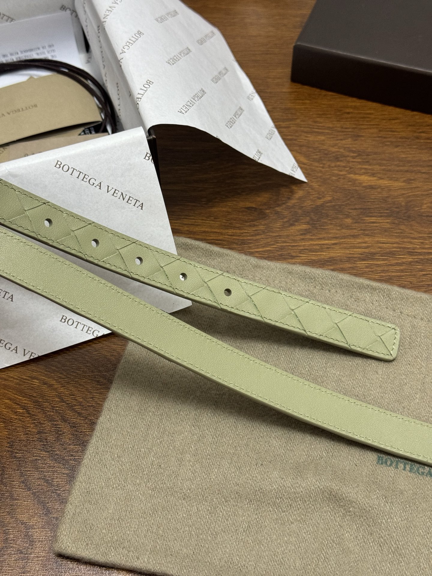 BOTTEGA VENETA 2.0cm 颜色：青柠绿Knot腰带手工编织新款牛皮经典之作每个细节都体现