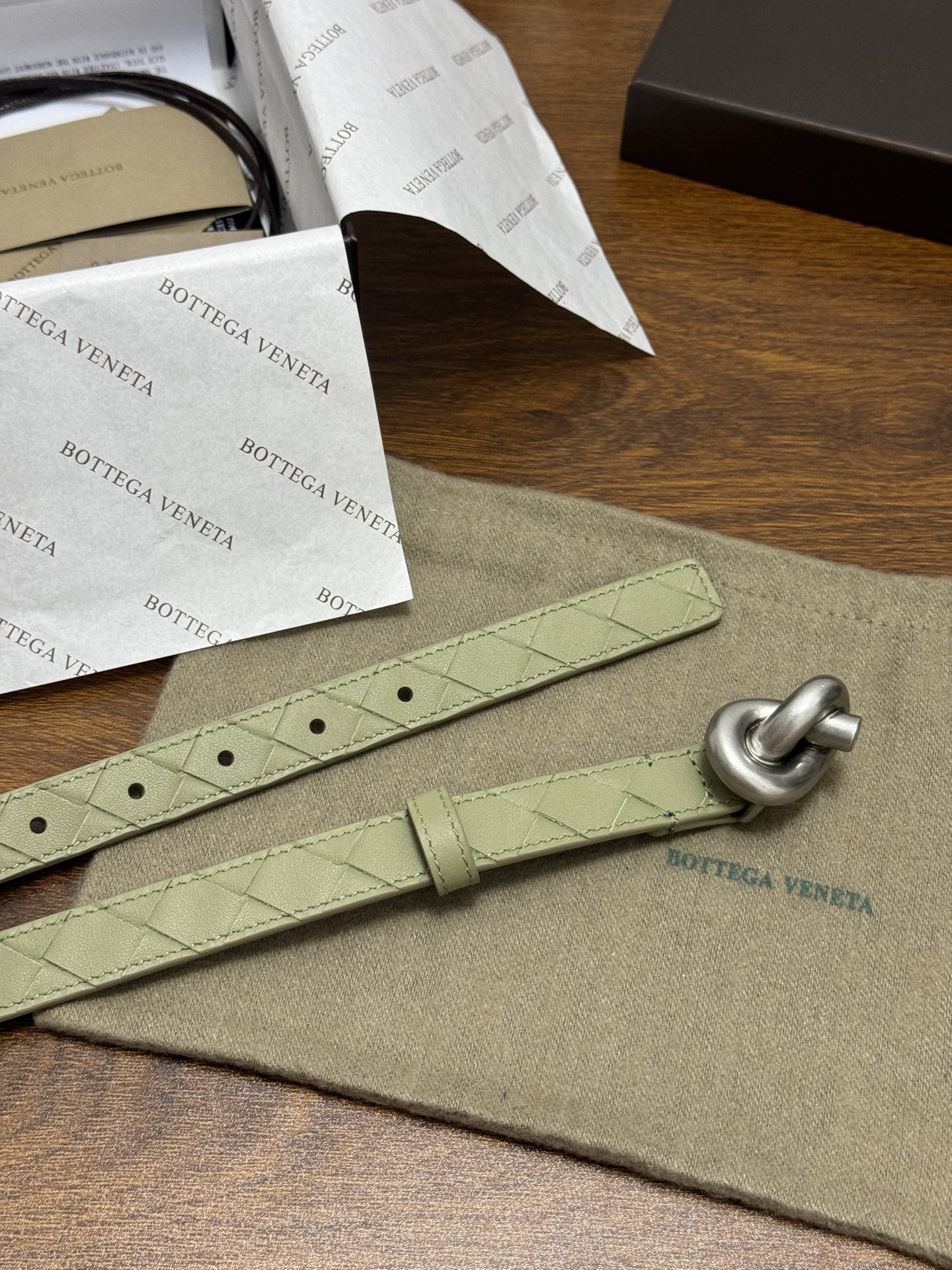 BOTTEGA VENETA 2.0cm 颜色：青柠绿Knot腰带手工编织新款牛皮经典之作每个细节都体现