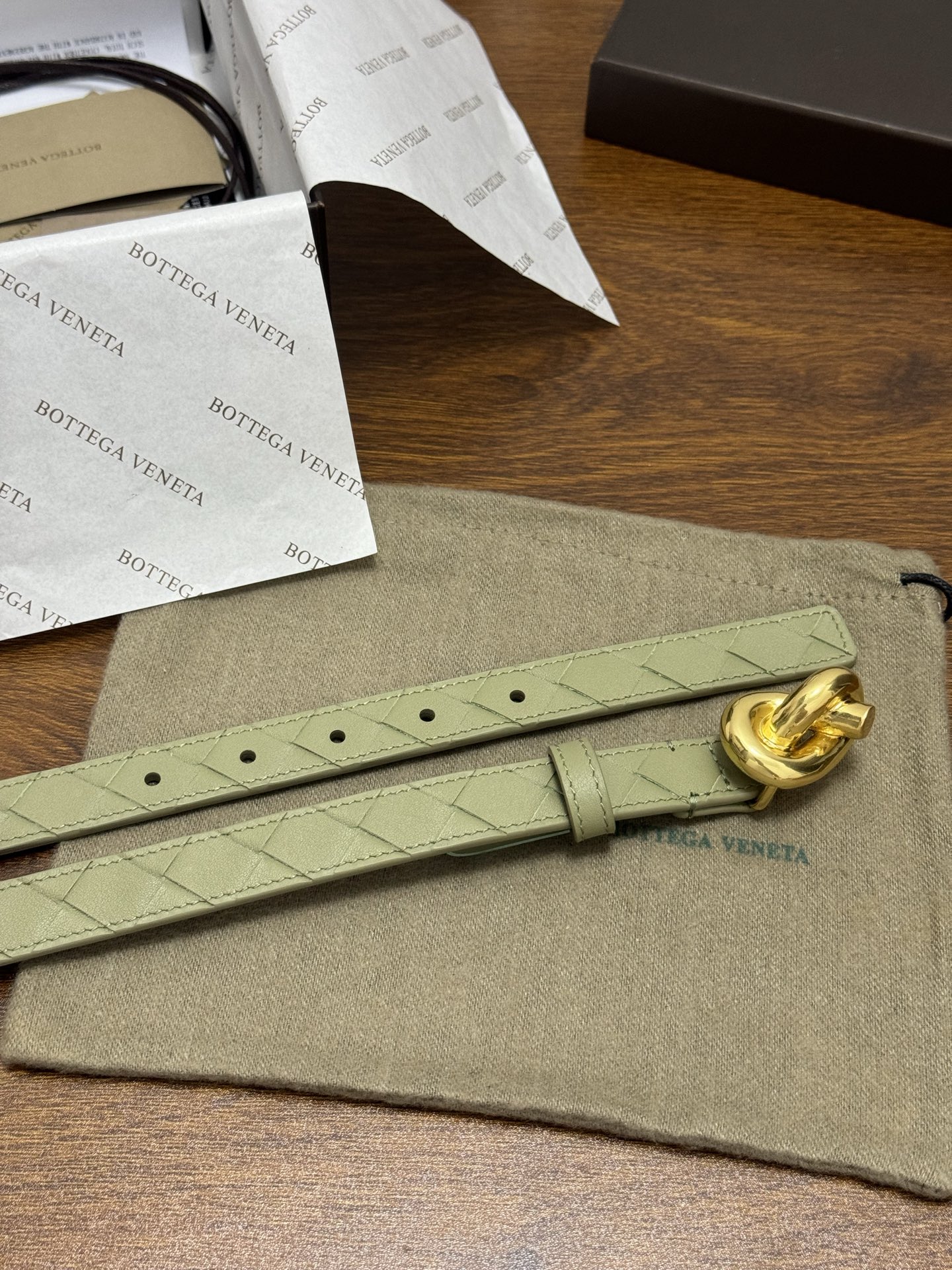 BOTTEGA VENETA 2.0cm 颜色：青柠绿Knot腰带手工编织新款牛皮经典之作每个细节都体现