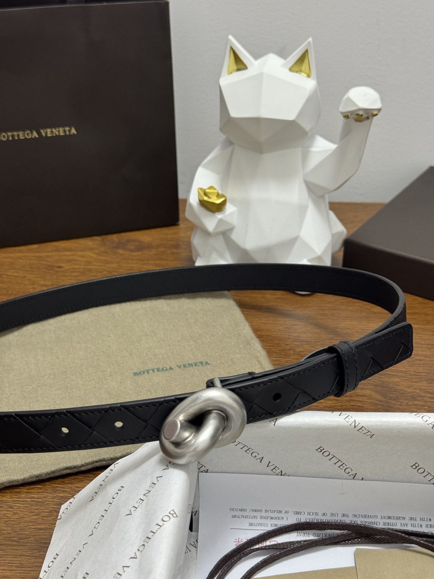 BOTTEGA VENETA 2.0cm 颜色：纯黑色Knot腰带手工编织新款牛皮经典之作每个细节都体现