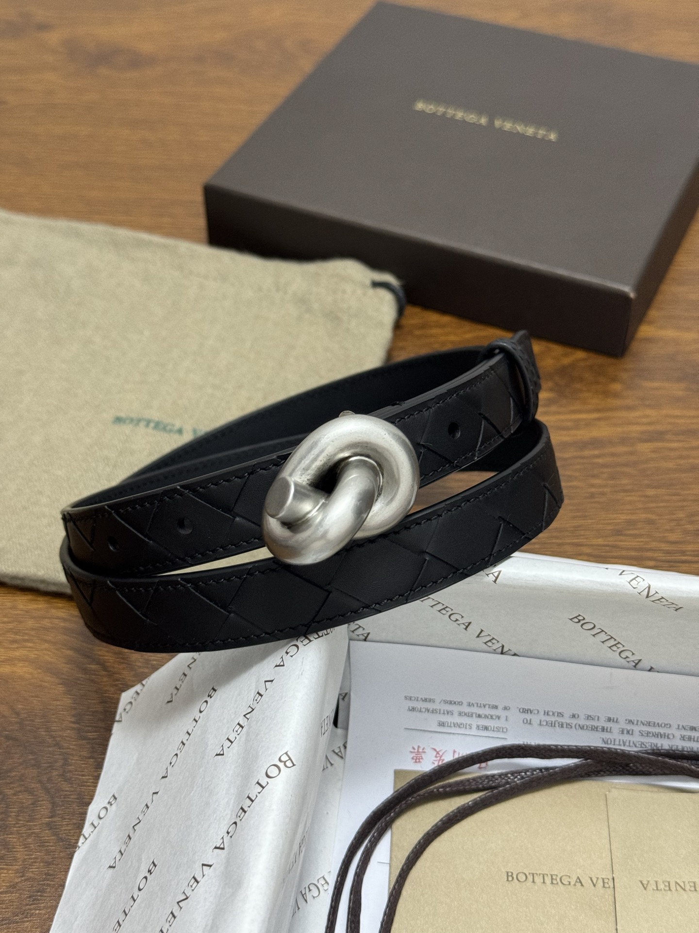 BOTTEGA VENETA 2.0cm 颜色：纯黑色Knot腰带手工编织新款牛皮经典之作每个细节都体现
