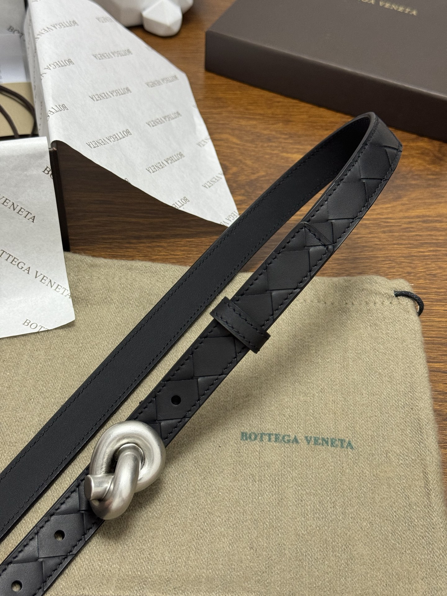 BOTTEGA VENETA 2.0cm 颜色：纯黑色Knot腰带手工编织新款牛皮经典之作每个细节都体现
