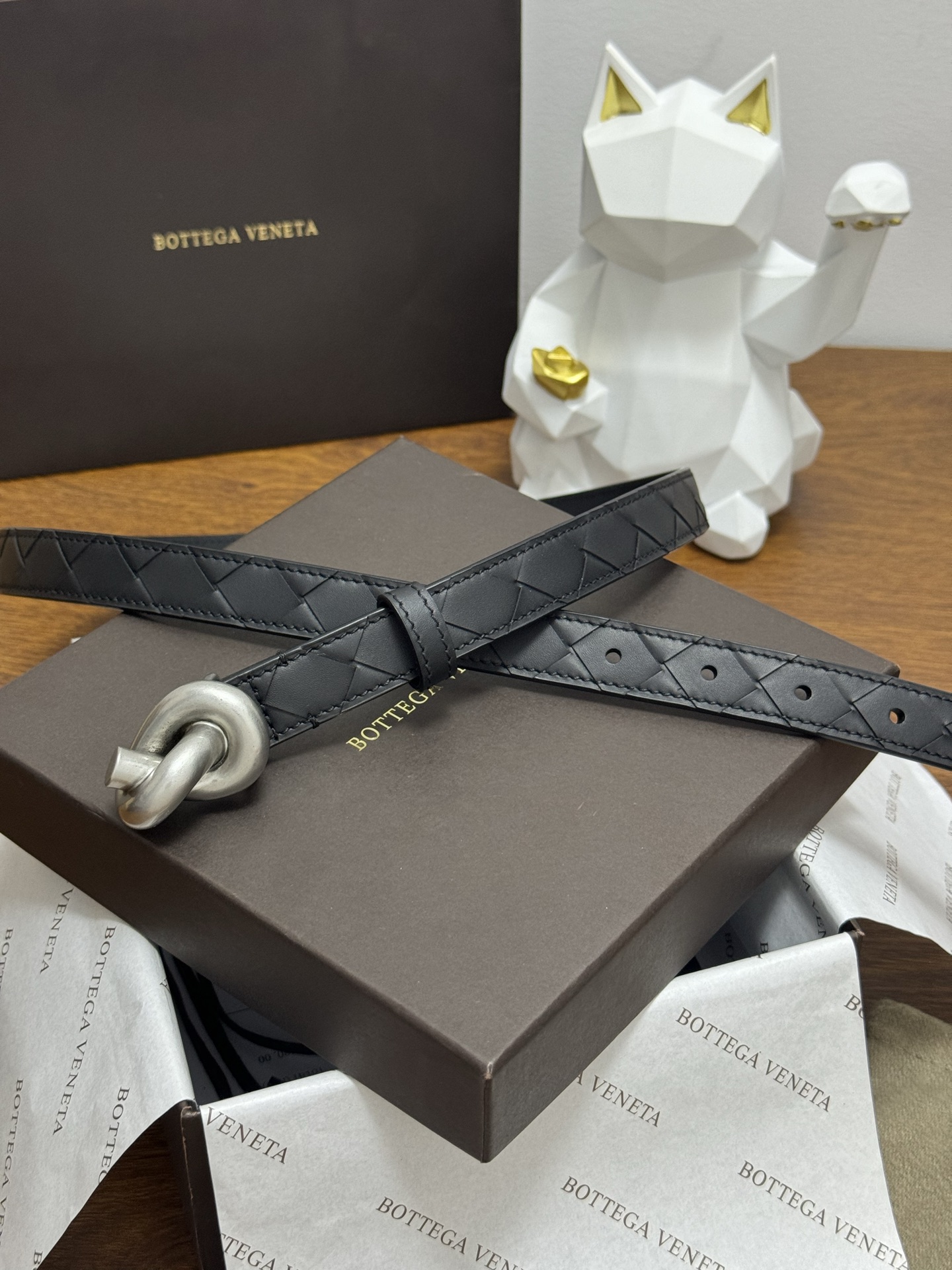 BOTTEGA VENETA 2.0cm 颜色：纯黑色Knot腰带手工编织新款牛皮经典之作每个细节都体现