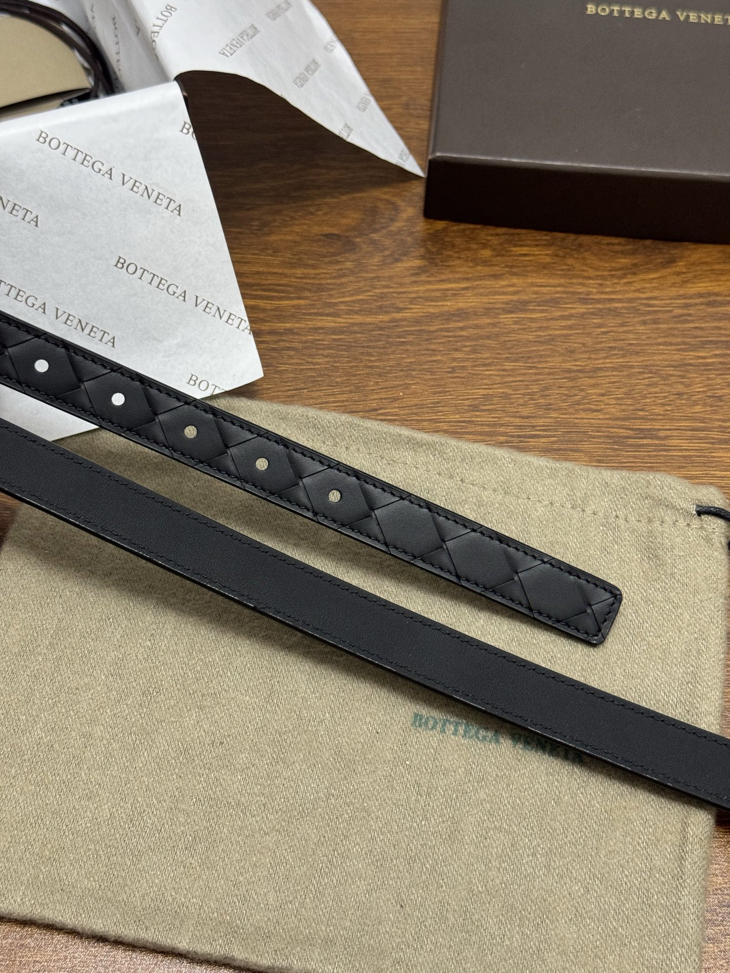 BOTTEGA VENETA 2.0cm 颜色：纯黑色Knot腰带手工编织新款牛皮经典之作每个细节都体现