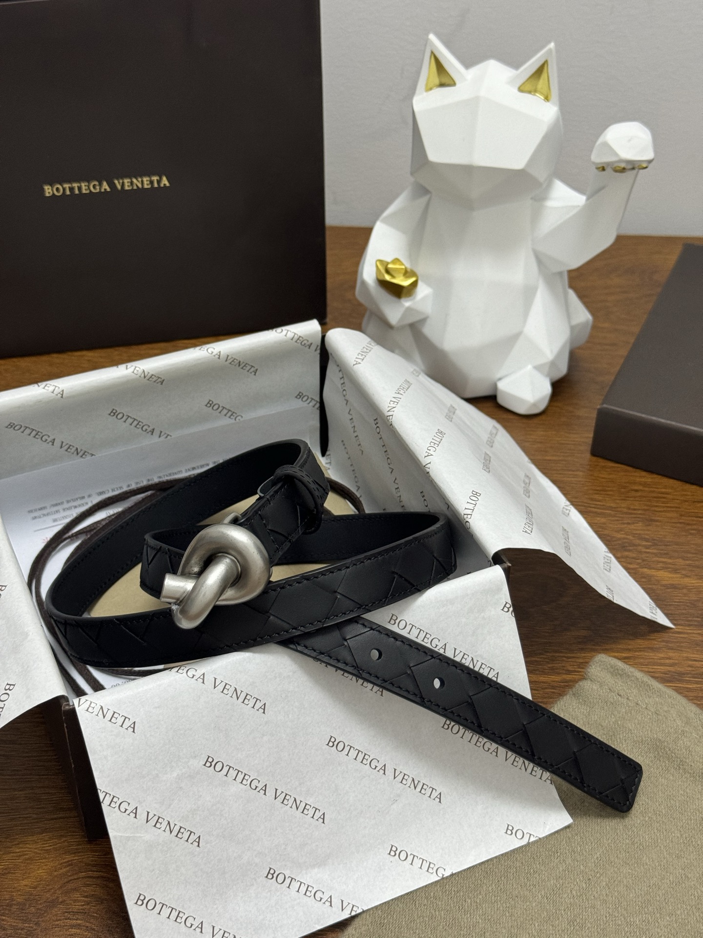 BOTTEGA VENETA 2.0cm 颜色：纯黑色Knot腰带手工编织新款牛皮经典之作每个细节都体现
