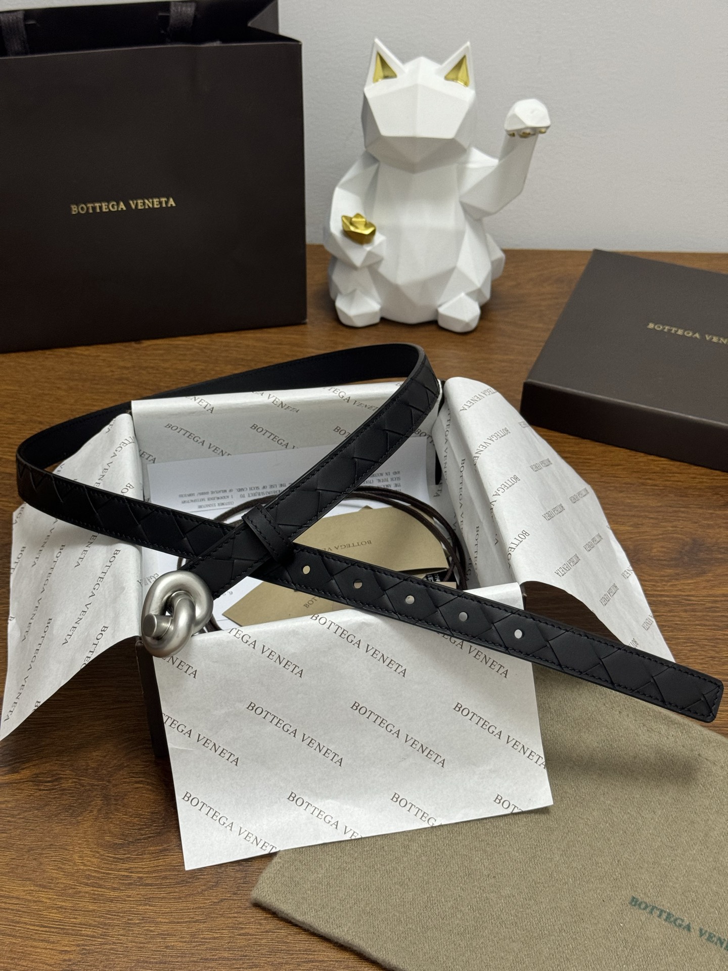 BOTTEGA VENETA 2.0cm 颜色：纯黑色Knot腰带手工编织新款牛皮经典之作每个细节都体现