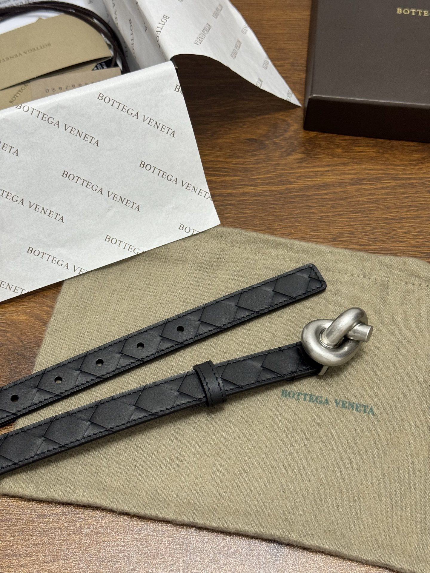 BOTTEGA VENETA 2.0cm 颜色：纯黑色Knot腰带手工编织新款牛皮经典之作每个细节都体现