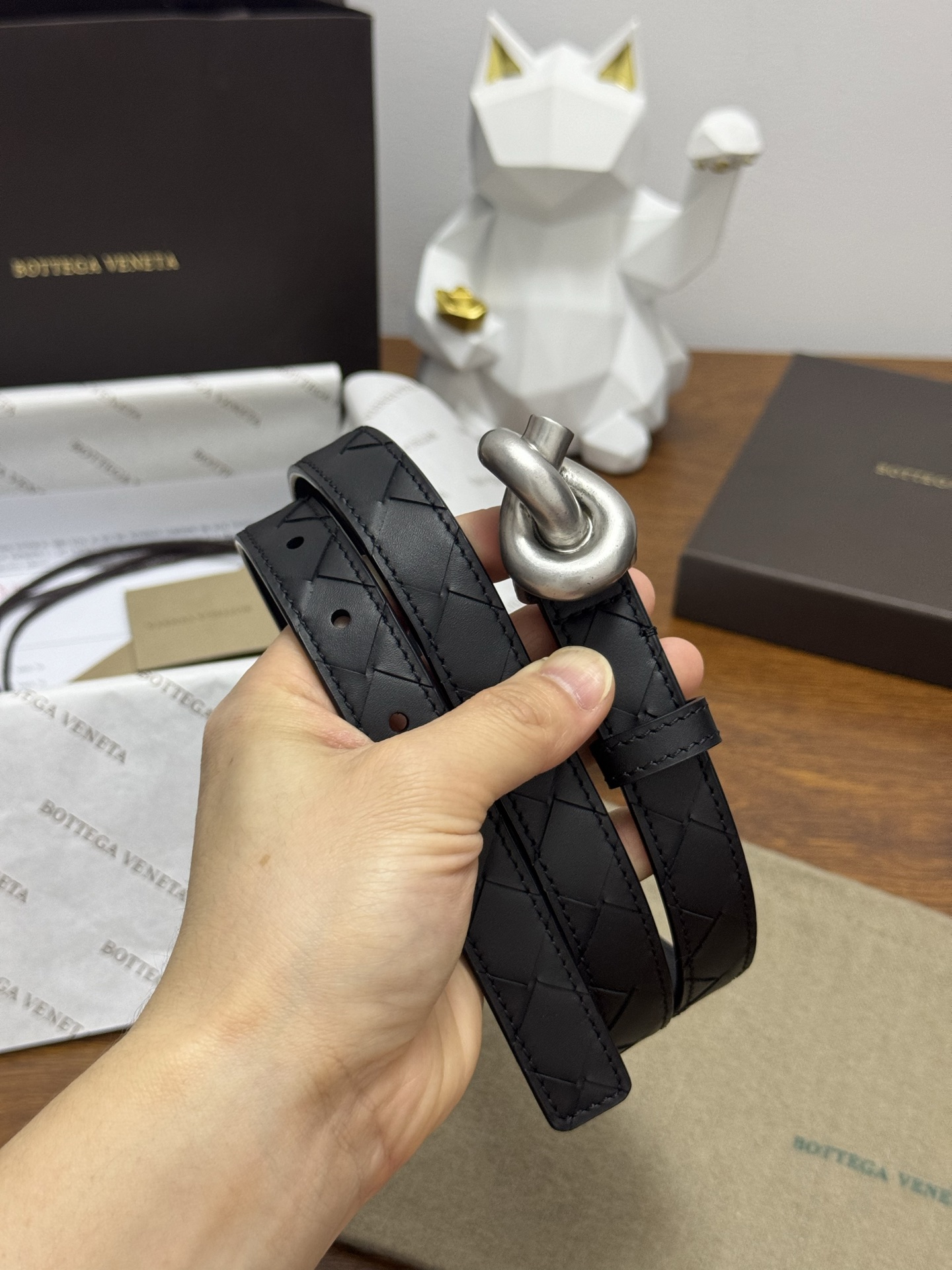 BOTTEGA VENETA 2.0cm 颜色：纯黑色Knot腰带手工编织新款牛皮经典之作每个细节都体现