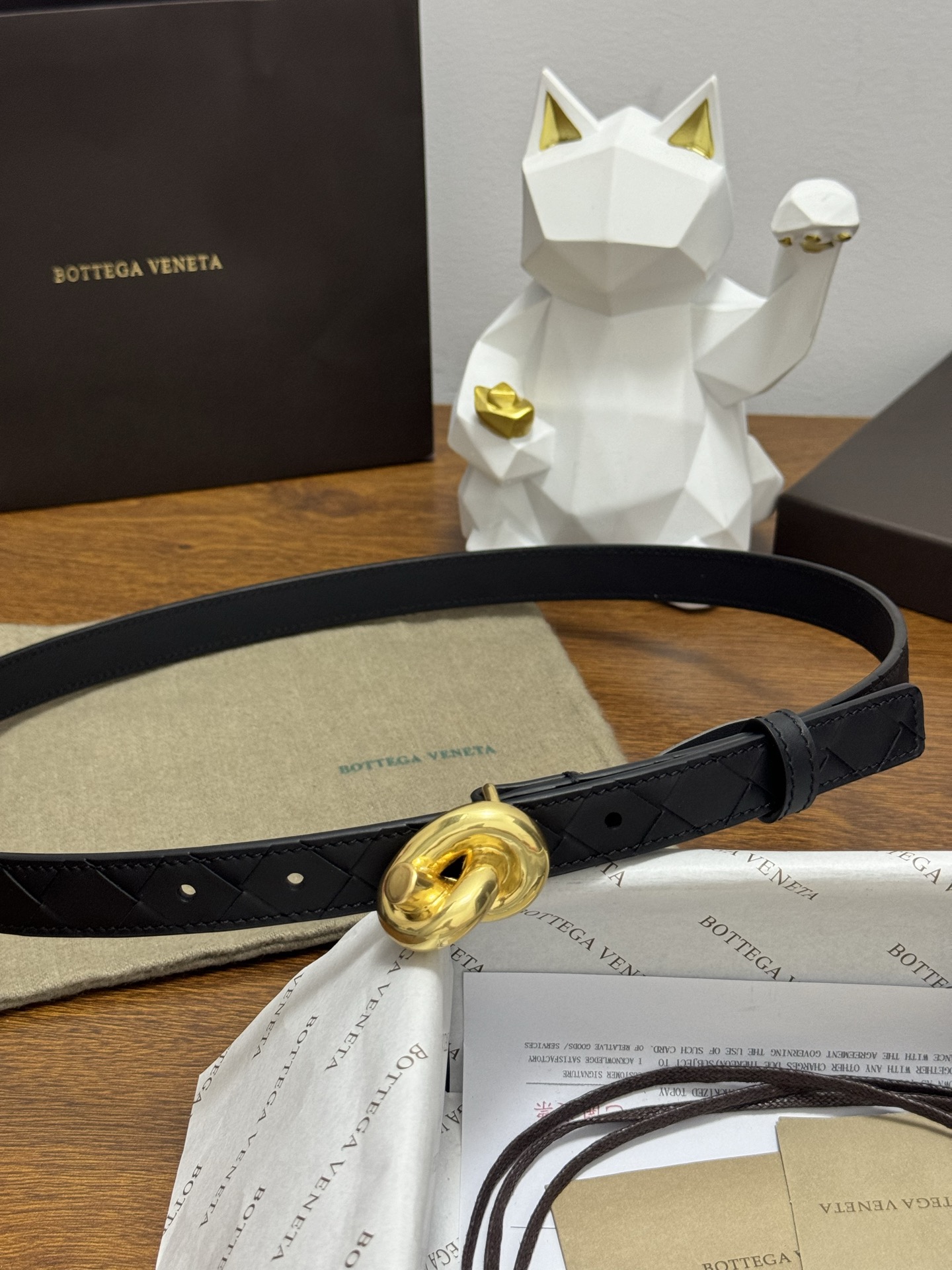 BOTTEGA VENETA 2.0cm 颜色：纯黑色Knot腰带手工编织新款牛皮经典之作每个细节都体现