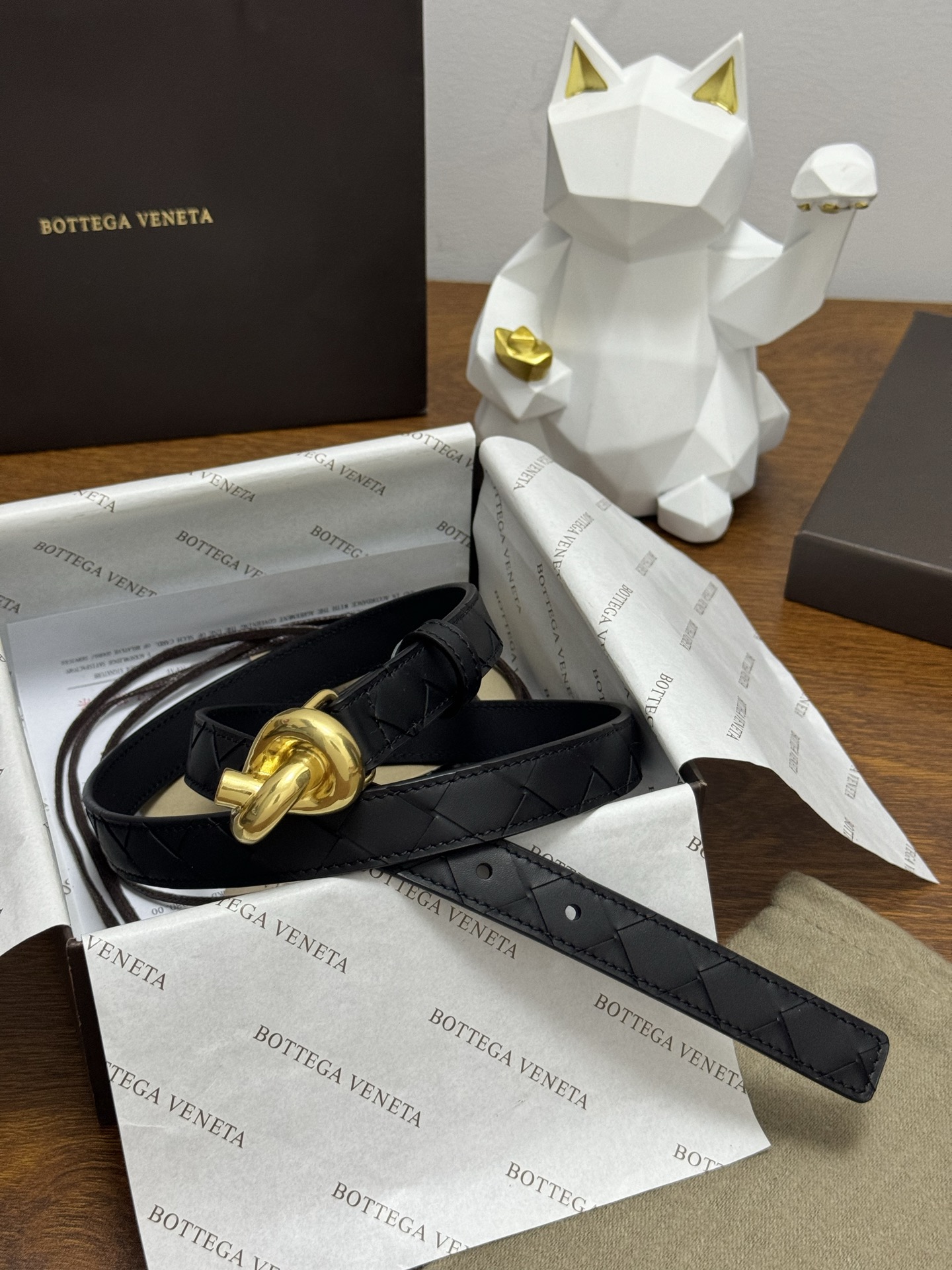 BOTTEGA VENETA 2.0cm 颜色：纯黑色Knot腰带手工编织新款牛皮经典之作每个细节都体现