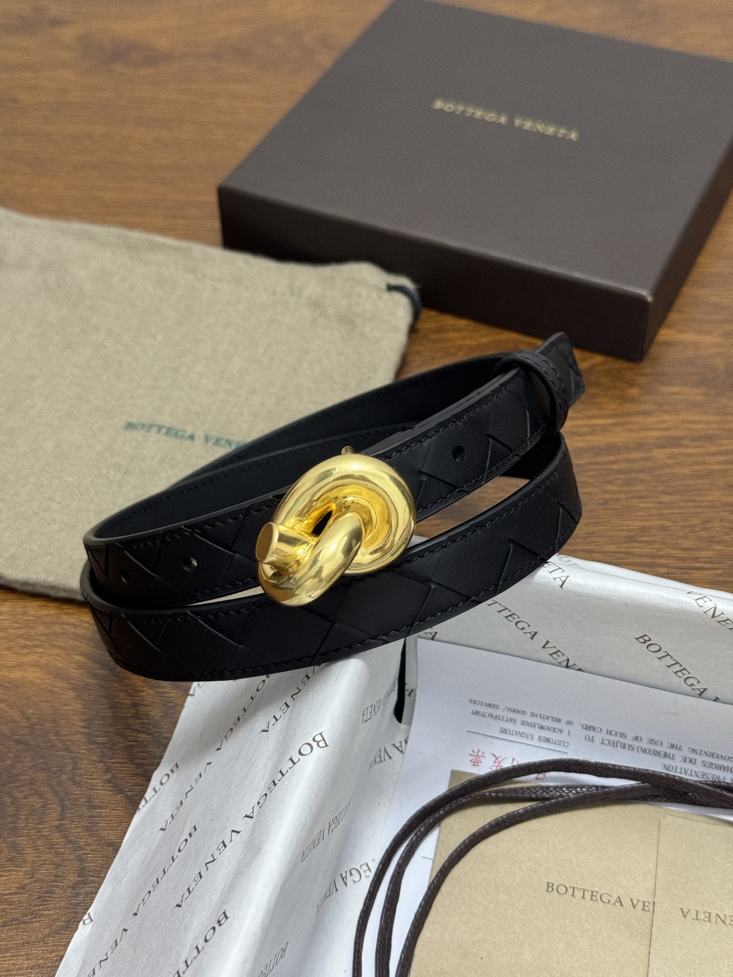 BOTTEGA VENETA 2.0cm 颜色：纯黑色Knot腰带手工编织新款牛皮经典之作每个细节都体现