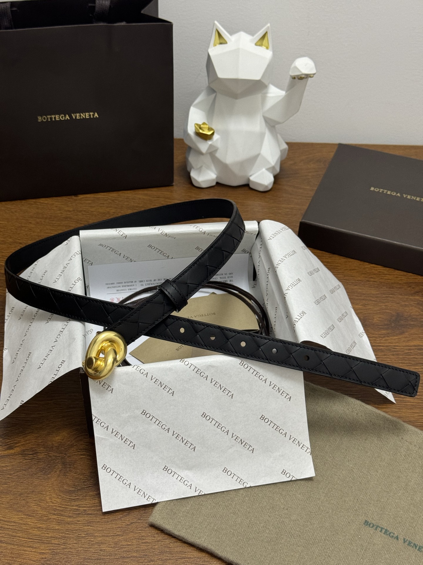 BOTTEGA VENETA 2.0cm 颜色：纯黑色Knot腰带手工编织新款牛皮经典之作每个细节都体现