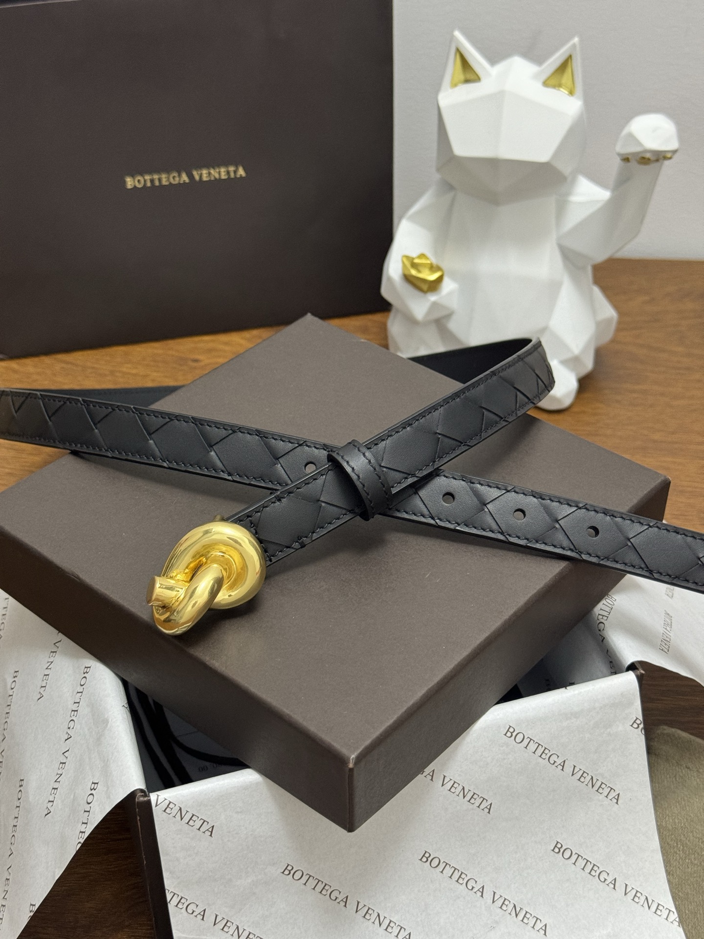 BOTTEGA VENETA 2.0cm 颜色：纯黑色Knot腰带手工编织新款牛皮经典之作每个细节都体现