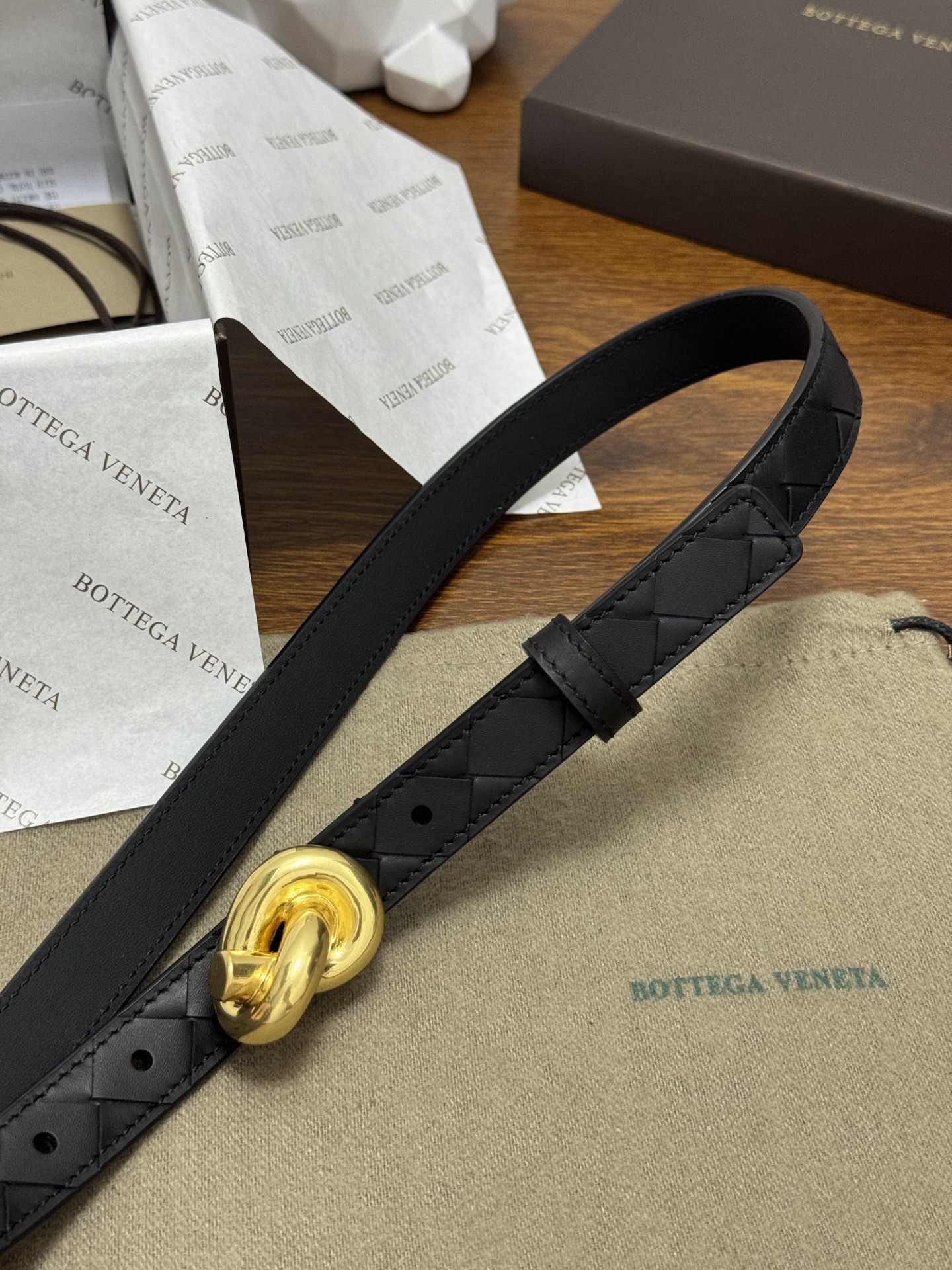 BOTTEGA VENETA 2.0cm 颜色：纯黑色Knot腰带手工编织新款牛皮经典之作每个细节都体现