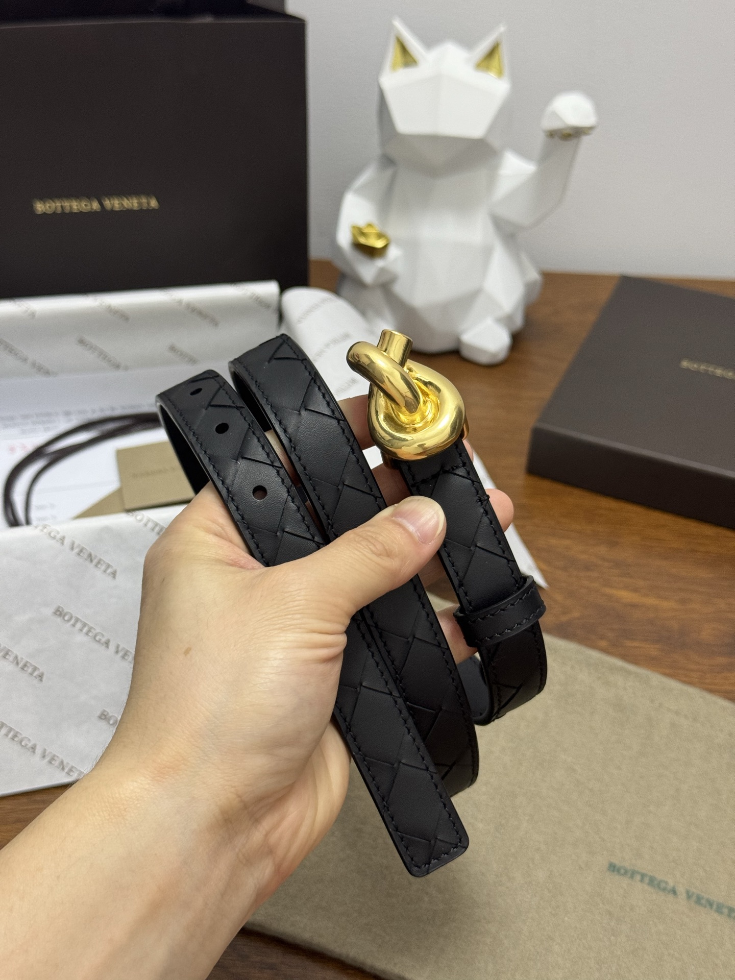 BOTTEGA VENETA 2.0cm 颜色：纯黑色Knot腰带手工编织新款牛皮经典之作每个细节都体现