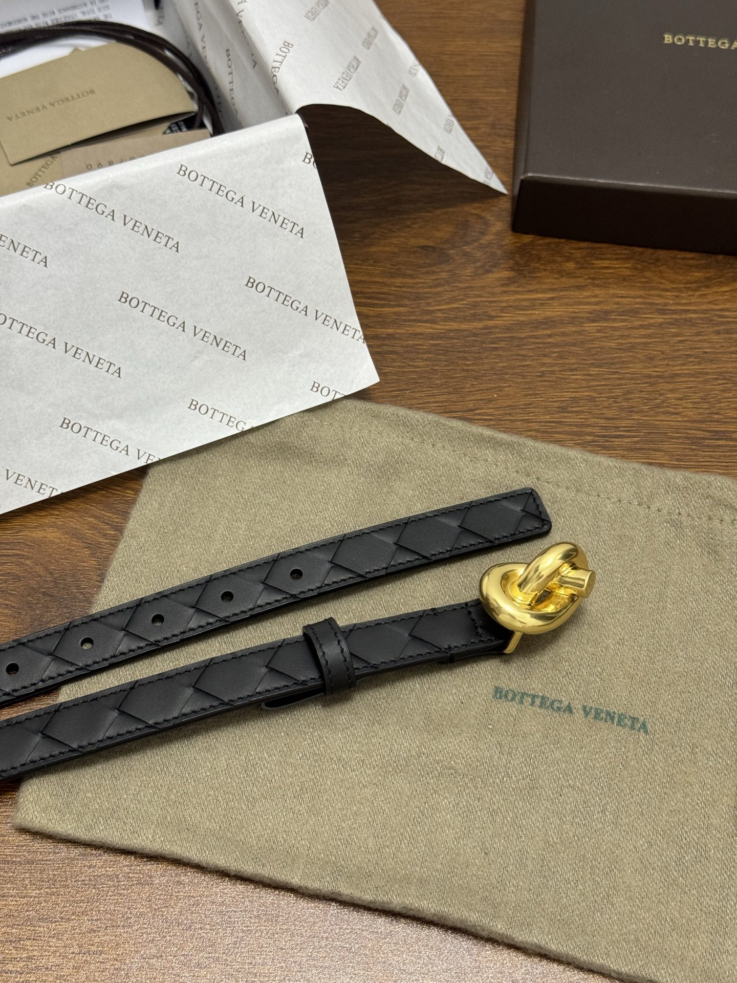 BOTTEGA VENETA 2.0cm 颜色：纯黑色Knot腰带手工编织新款牛皮经典之作每个细节都体现