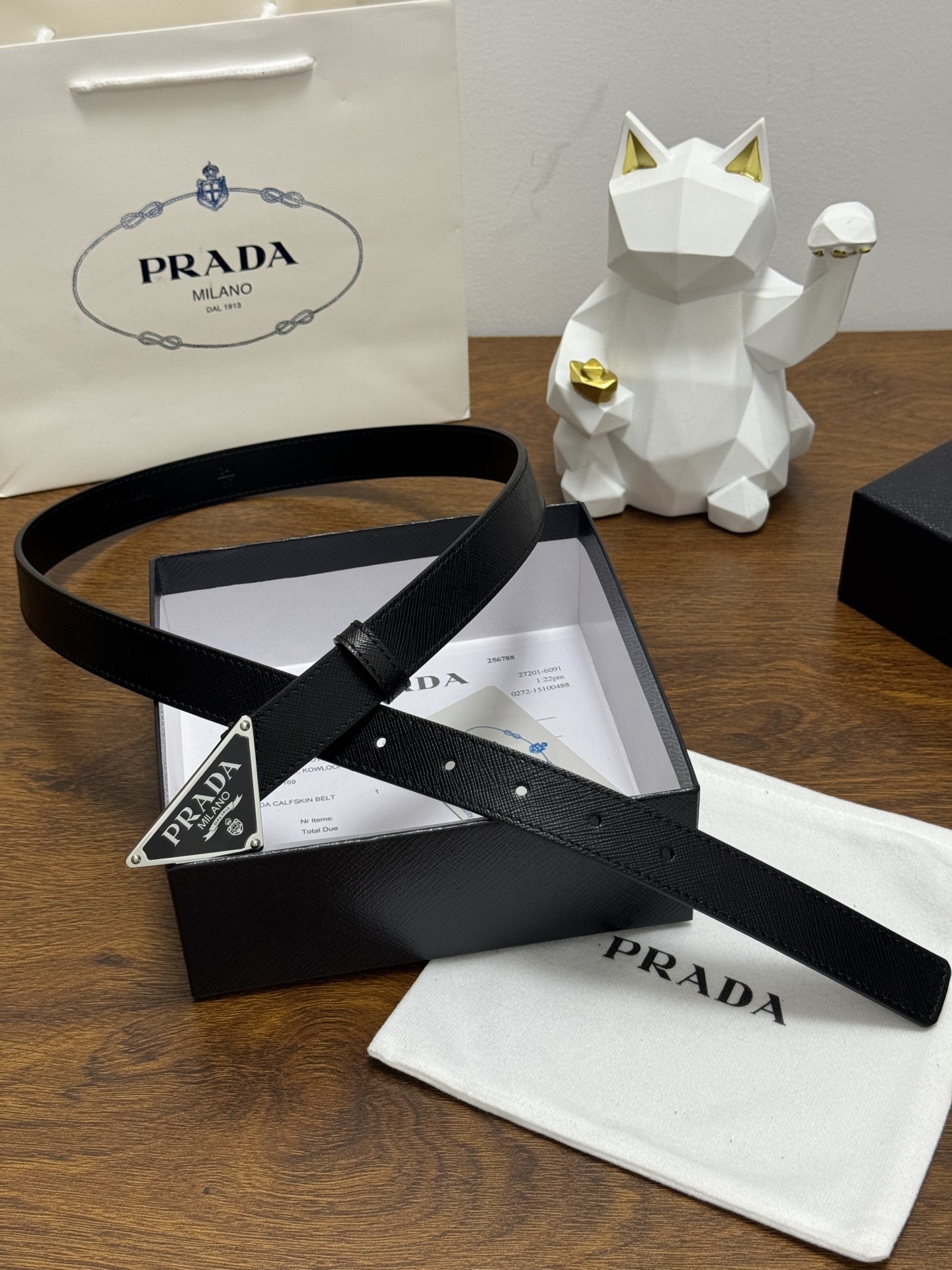 PRADA 2.5cm 颜色：黑色十字纹皮革腰带风格简约之作醒目装饰涂珐琅三角形金属徽标柔软自然，赋予设