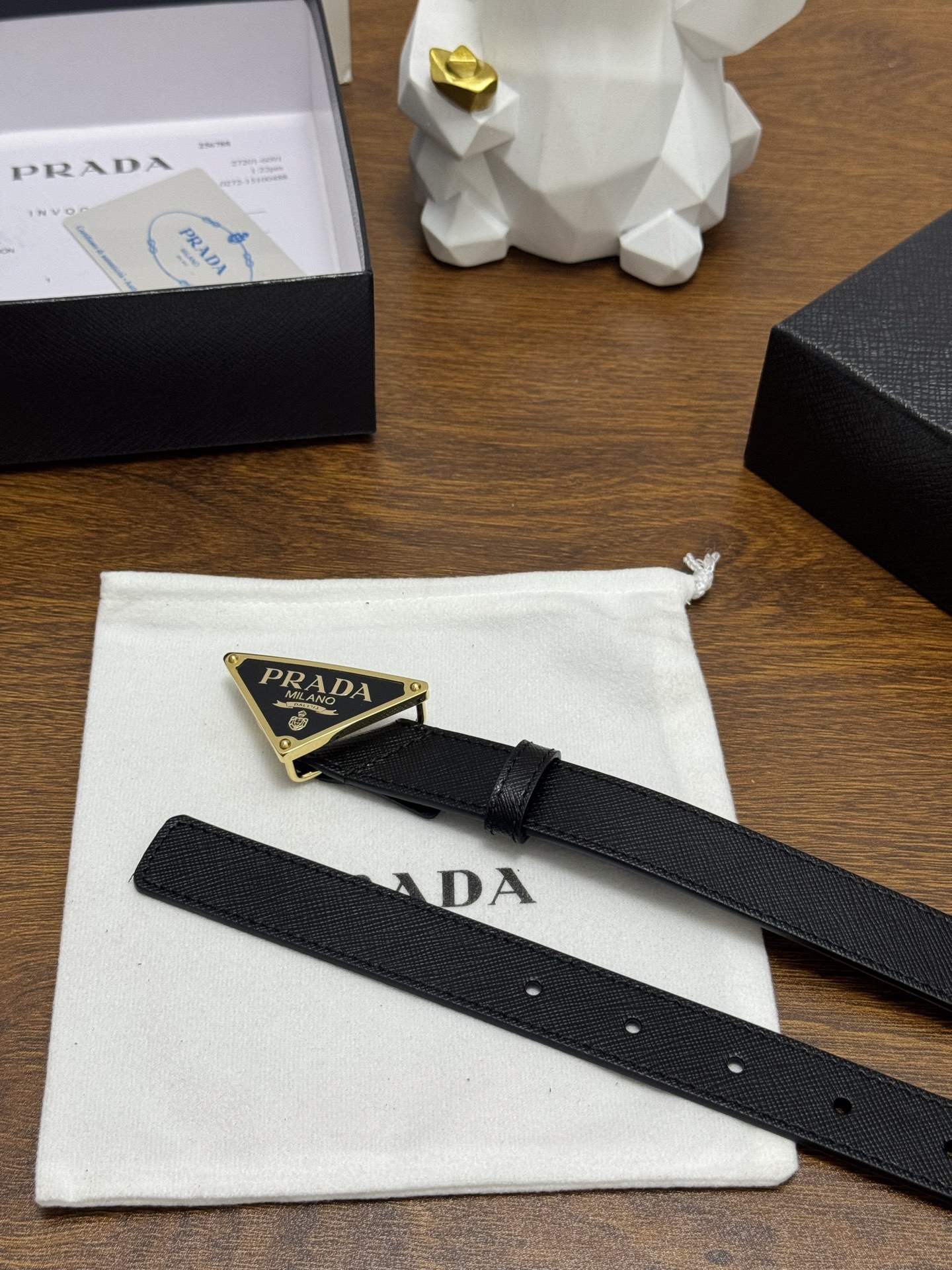 PRADA 2.5cm 颜色：黑色十字纹皮革腰带风格简约之作醒目装饰涂珐琅三角形金属徽标柔软自然，赋予设