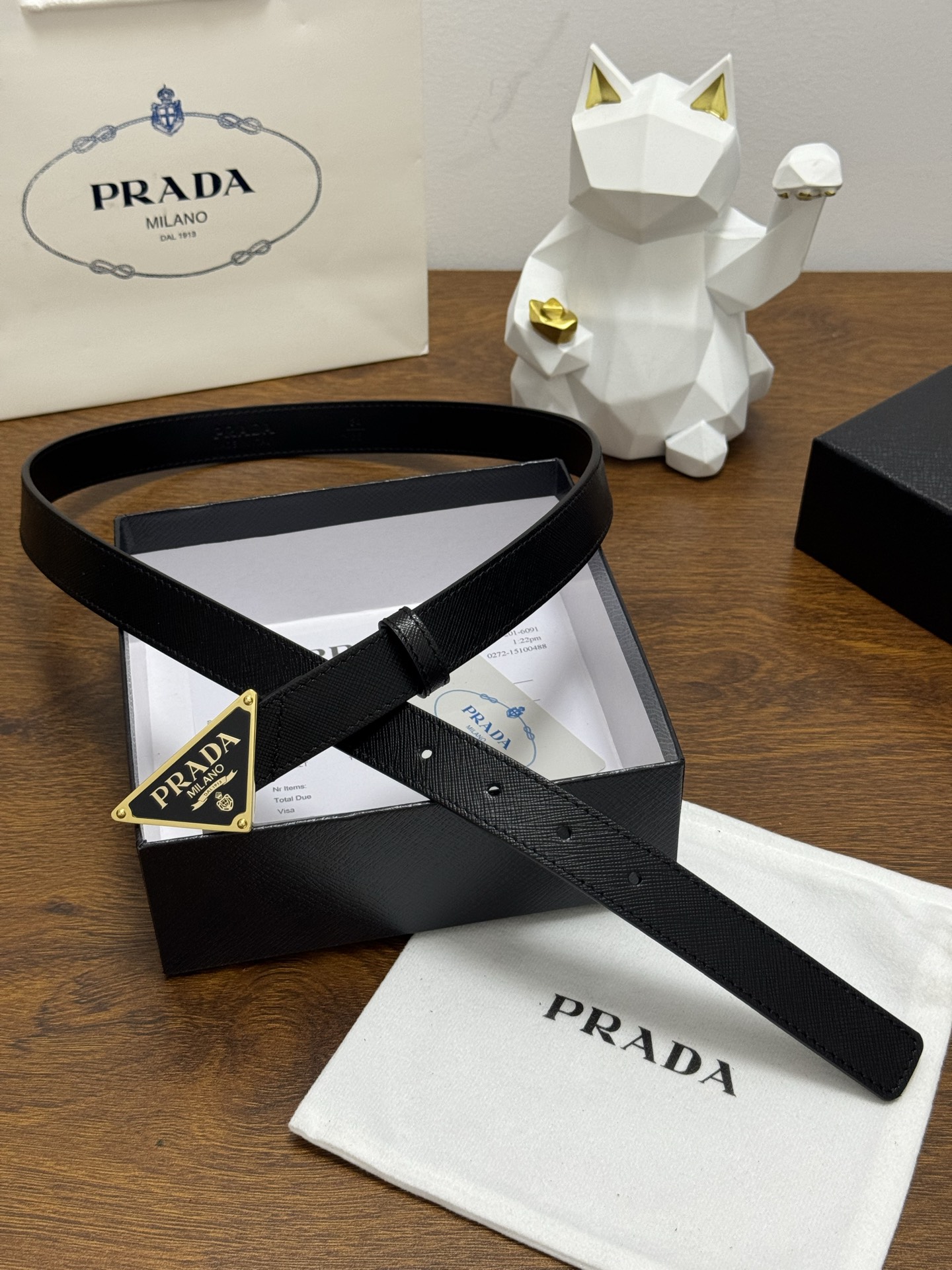 PRADA 2.5cm 颜色：黑色十字纹皮革腰带风格简约之作醒目装饰涂珐琅三角形金属徽标柔软自然，赋予设