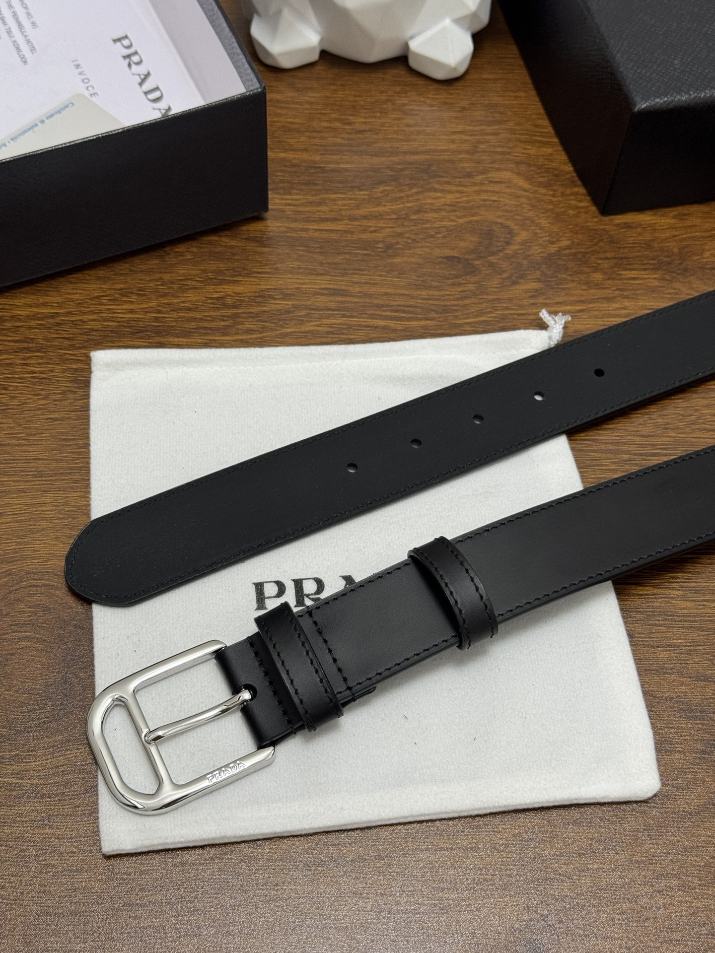 PRADA 3.5cm 颜色：黑色平面纹皮革腰带风格简约之作醒目装饰涂珐琅金属徽标柔软自然，赋予设计百搭