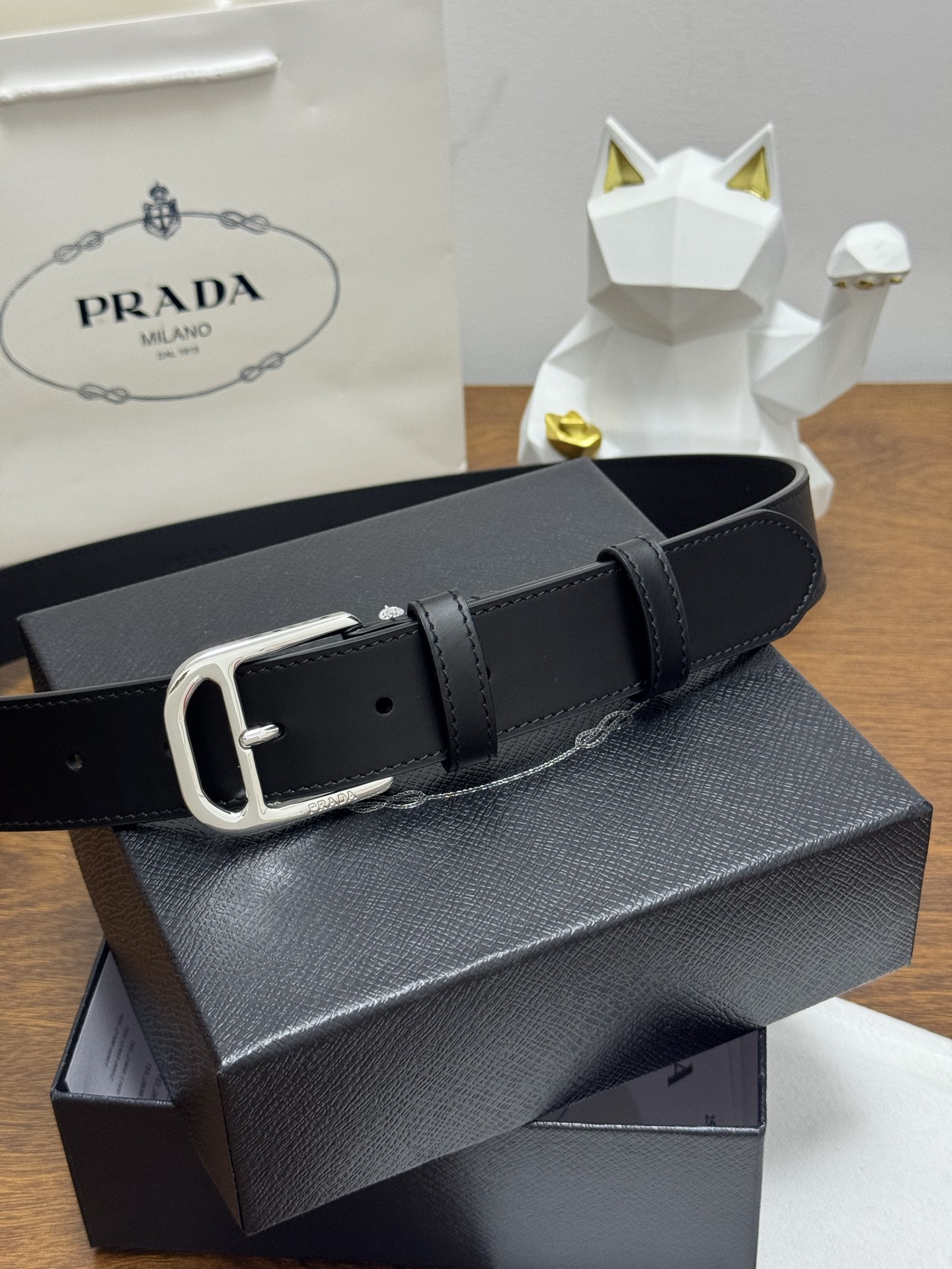 PRADA 3.5cm 颜色：黑色平面纹皮革腰带风格简约之作醒目装饰涂珐琅金属徽标柔软自然，赋予设计百搭