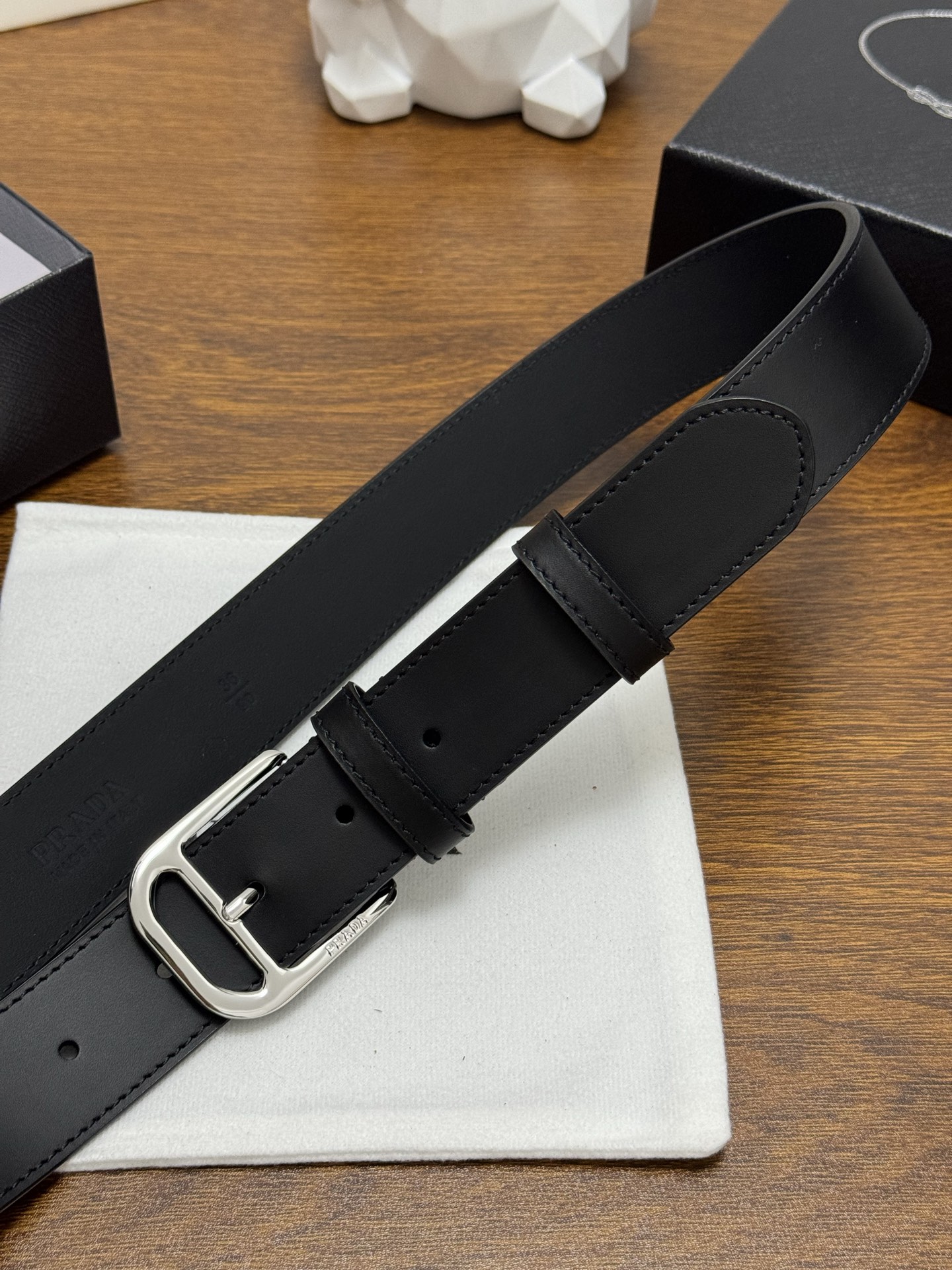 PRADA 3.5cm 颜色：黑色平面纹皮革腰带风格简约之作醒目装饰涂珐琅金属徽标柔软自然，赋予设计百搭