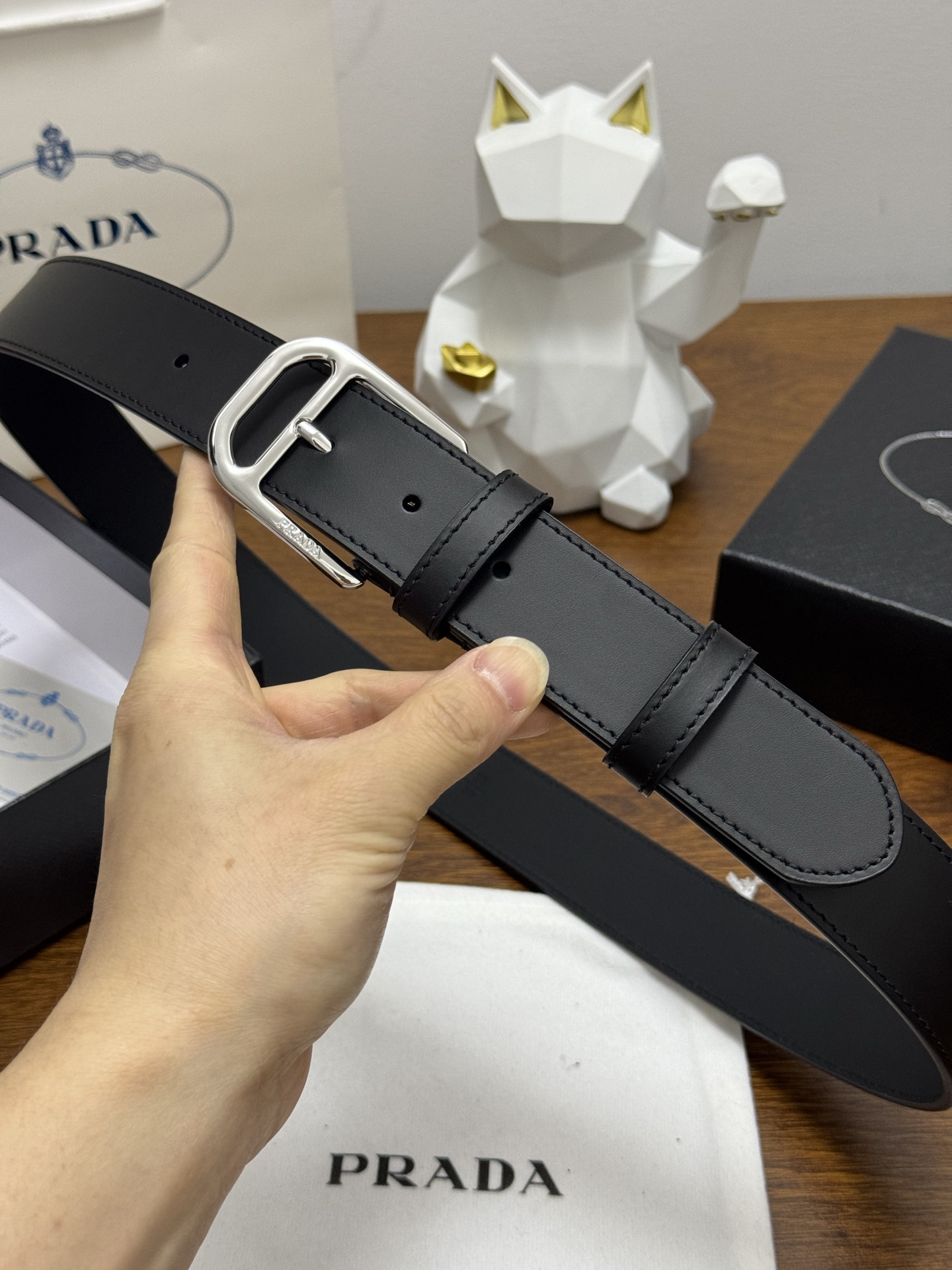 PRADA 3.5cm 颜色：黑色平面纹皮革腰带风格简约之作醒目装饰涂珐琅金属徽标柔软自然，赋予设计百搭