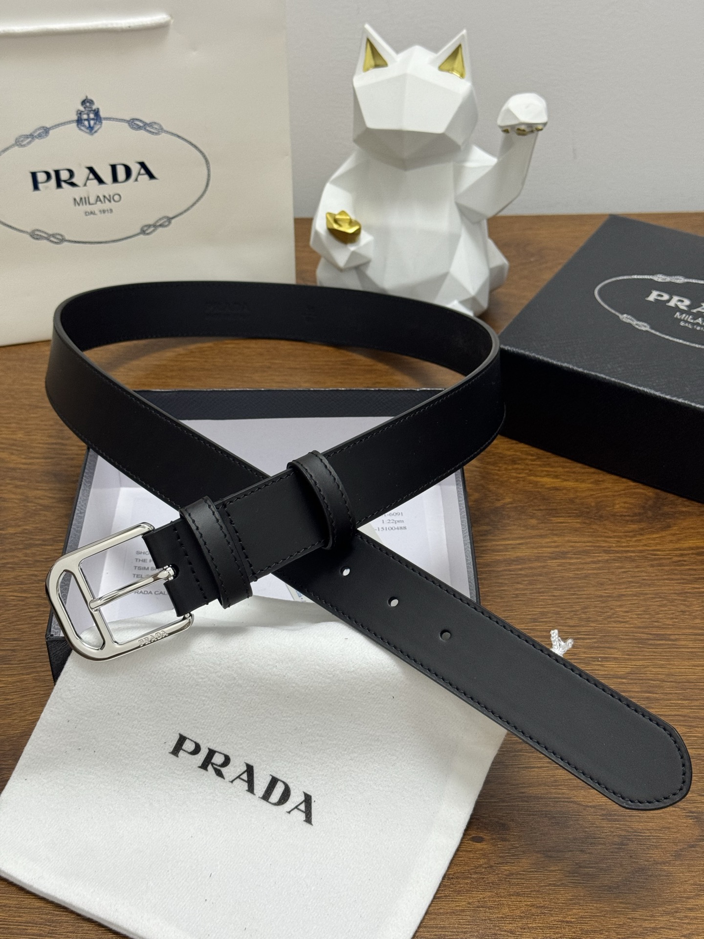 PRADA 3.5cm 颜色：黑色平面纹皮革腰带风格简约之作醒目装饰涂珐琅金属徽标柔软自然，赋予设计百搭