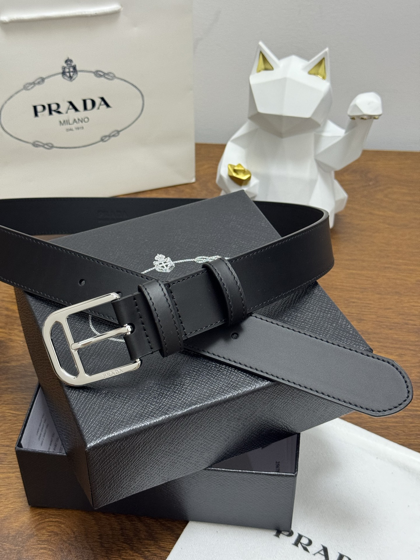 PRADA 3.5cm 颜色：黑色平面纹皮革腰带风格简约之作醒目装饰涂珐琅金属徽标柔软自然，赋予设计百搭