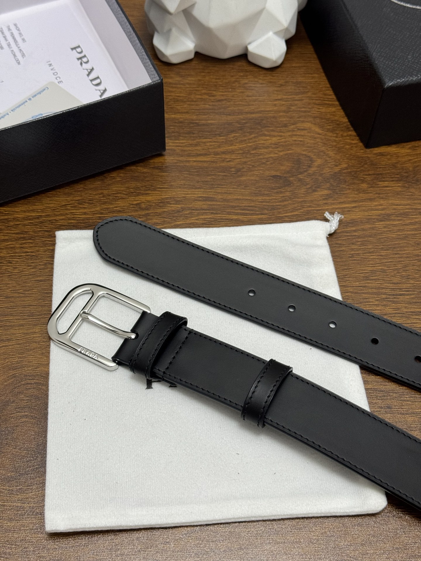 PRADA 3.5cm 颜色：黑色平面纹皮革腰带风格简约之作醒目装饰涂珐琅金属徽标柔软自然，赋予设计百搭