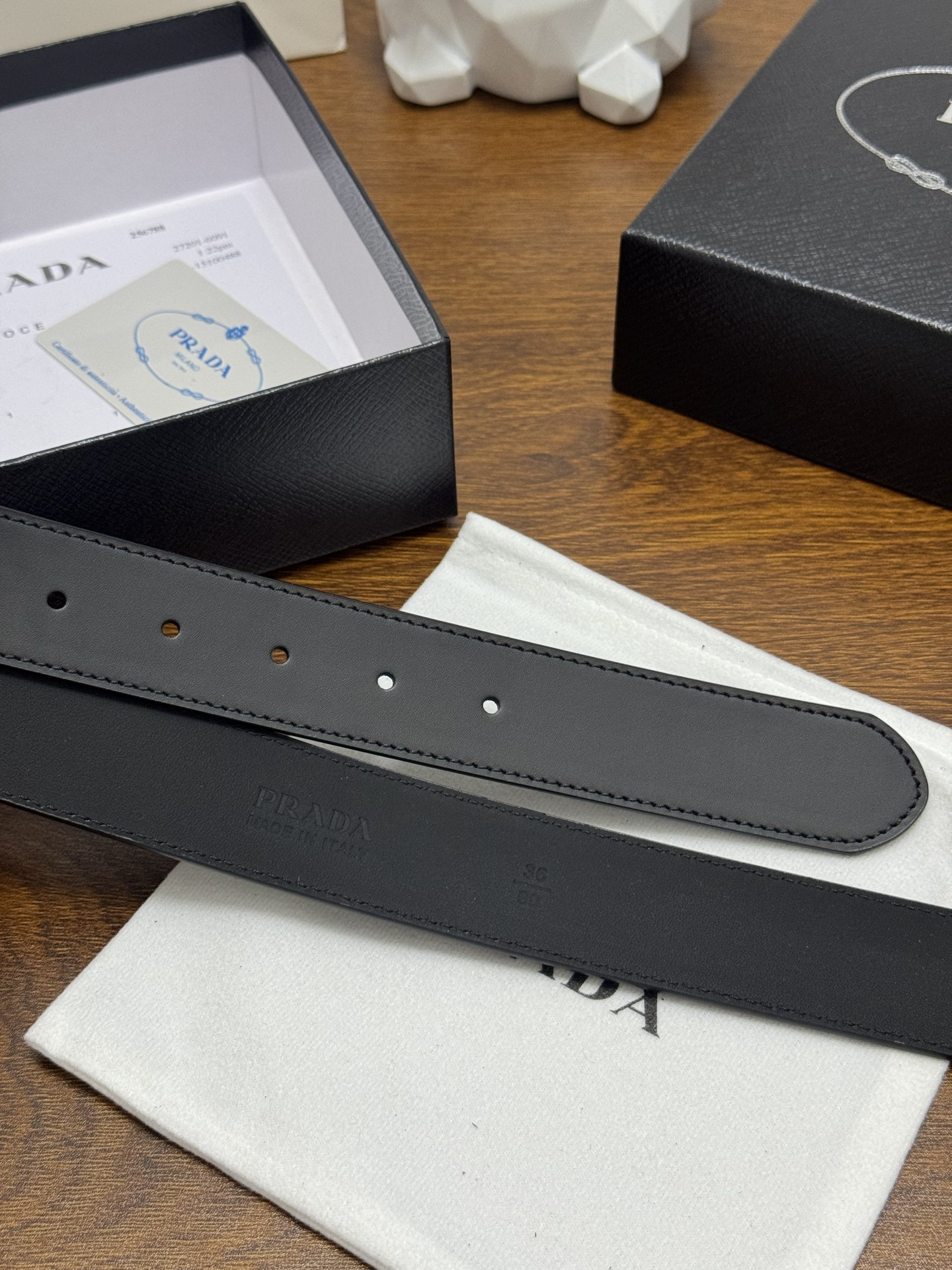 PRADA 3.5cm 颜色：黑色平面纹皮革腰带风格简约之作醒目装饰涂珐琅金属徽标柔软自然，赋予设计百搭