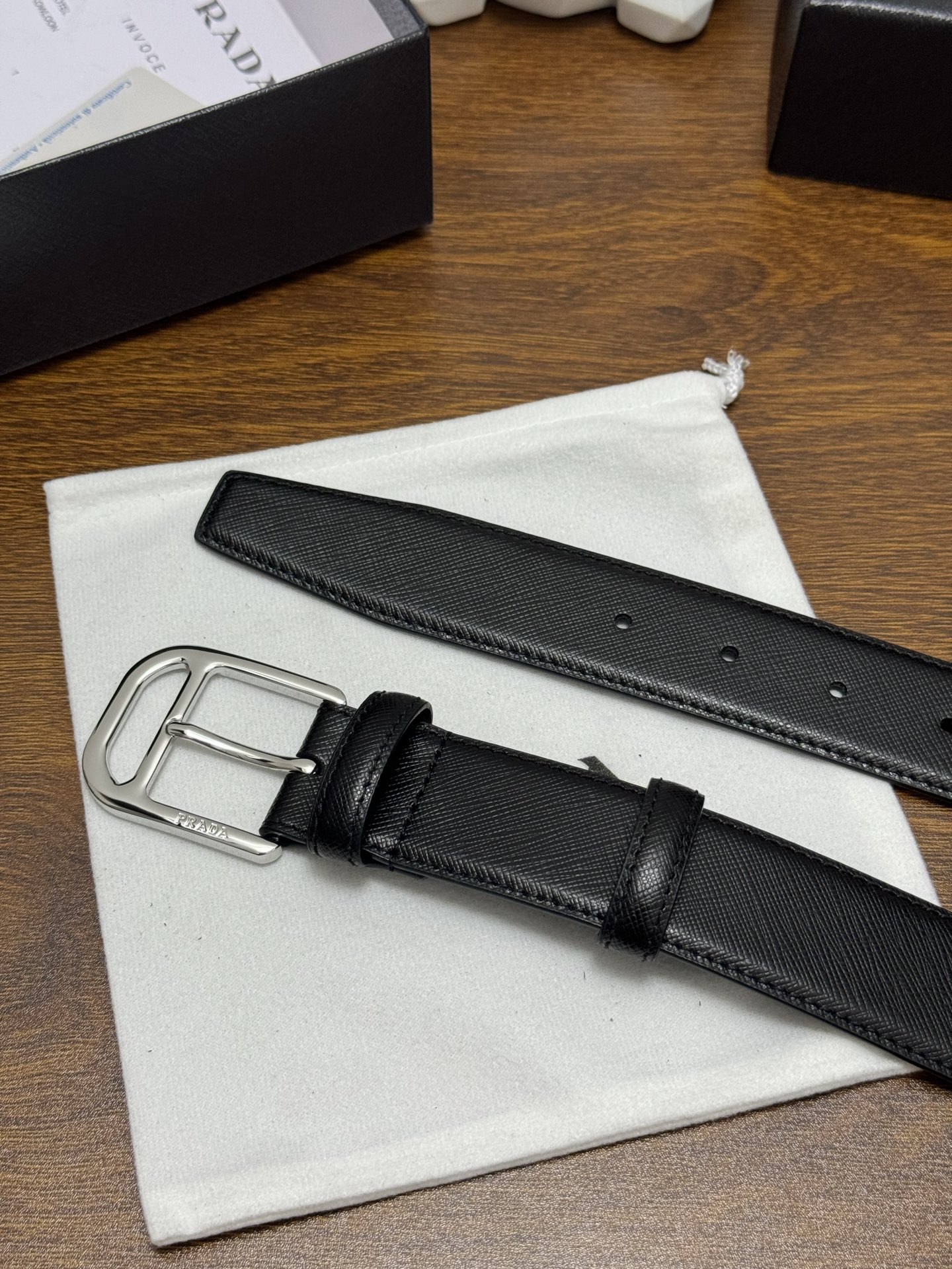 PRADA 3.5cm 颜色：黑色十字纹皮革腰带风格简约之作醒目装饰涂珐琅三角形金属徽标柔软自然，赋予设