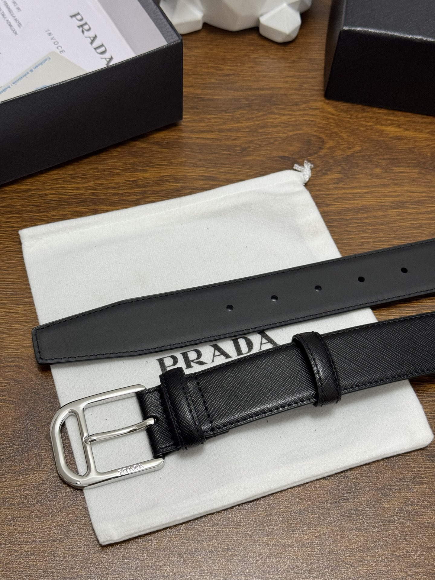 PRADA 3.5cm 颜色：黑色十字纹皮革腰带风格简约之作醒目装饰涂珐琅三角形金属徽标柔软自然，赋予设