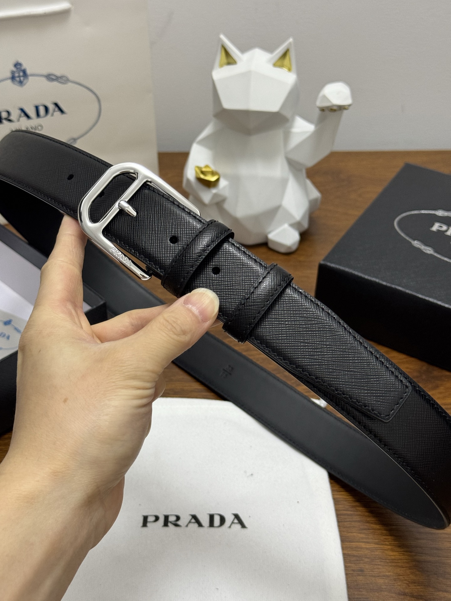 PRADA 3.5cm 颜色：黑色十字纹皮革腰带风格简约之作醒目装饰涂珐琅三角形金属徽标柔软自然，赋予设