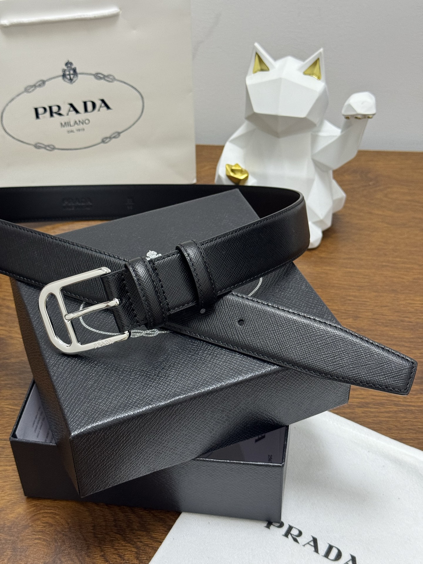 PRADA 3.5cm 颜色：黑色十字纹皮革腰带风格简约之作醒目装饰涂珐琅三角形金属徽标柔软自然，赋予设