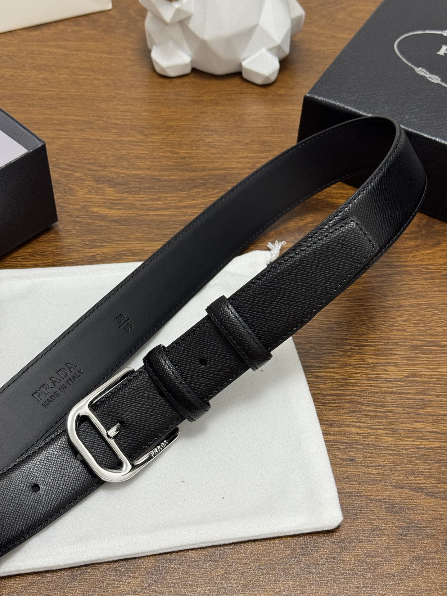 PRADA 3.5cm 颜色：黑色十字纹皮革腰带风格简约之作醒目装饰涂珐琅三角形金属徽标柔软自然，赋予设