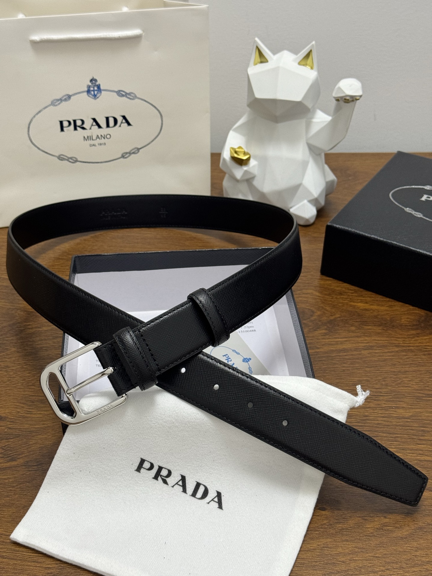 PRADA 3.5cm 颜色：黑色十字纹皮革腰带风格简约之作醒目装饰涂珐琅三角形金属徽标柔软自然，赋予设