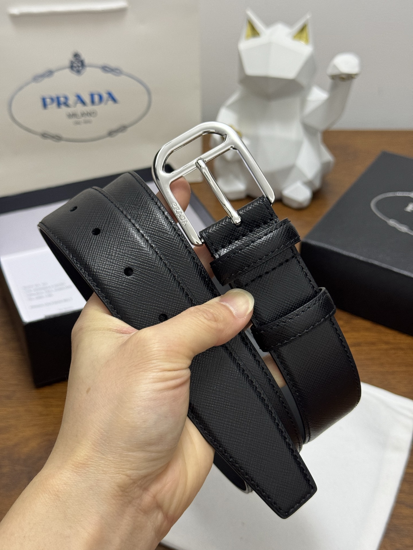 PRADA 3.5cm 颜色：黑色十字纹皮革腰带风格简约之作醒目装饰涂珐琅三角形金属徽标柔软自然，赋予设