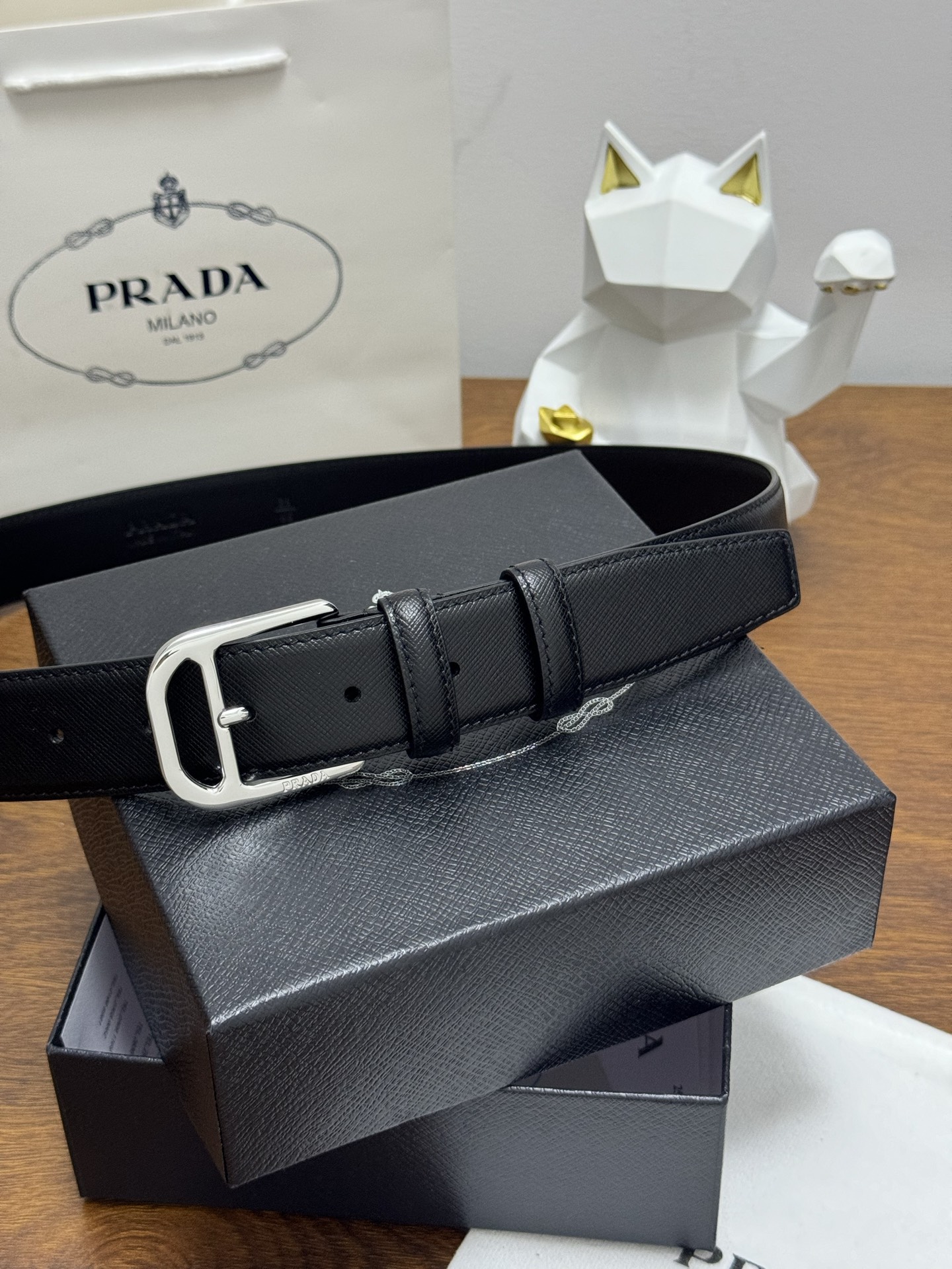 PRADA 3.5cm 颜色：黑色十字纹皮革腰带风格简约之作醒目装饰涂珐琅三角形金属徽标柔软自然，赋予设