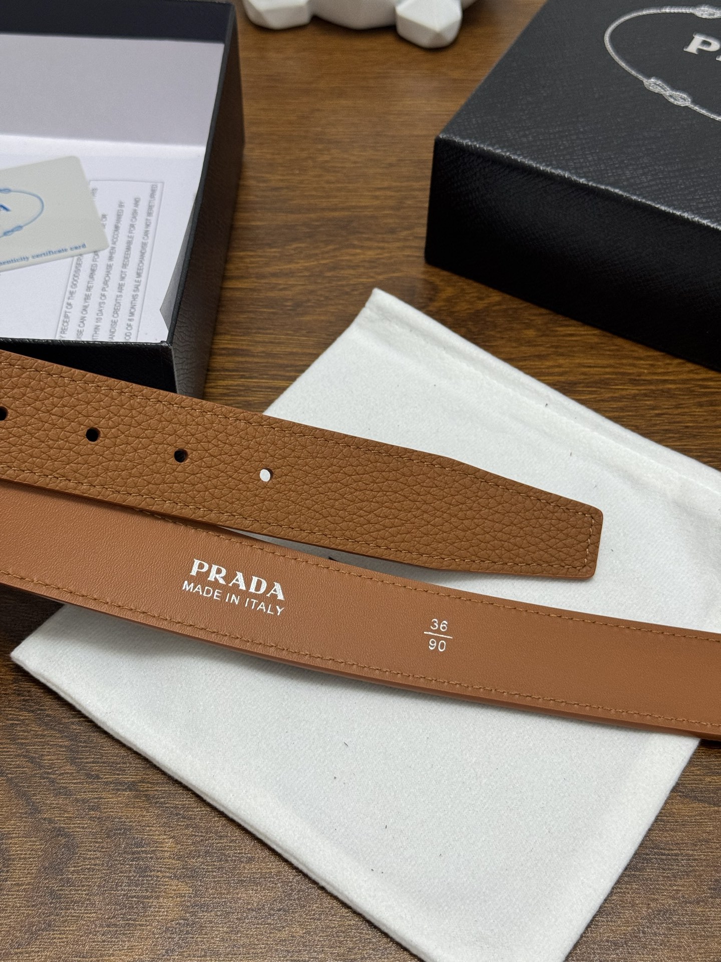 PRADA 3.5cm 颜色：棕色荔枝纹皮革腰带风格简约之作醒目装饰涂珐琅三角形金属徽标柔软自然，赋予设