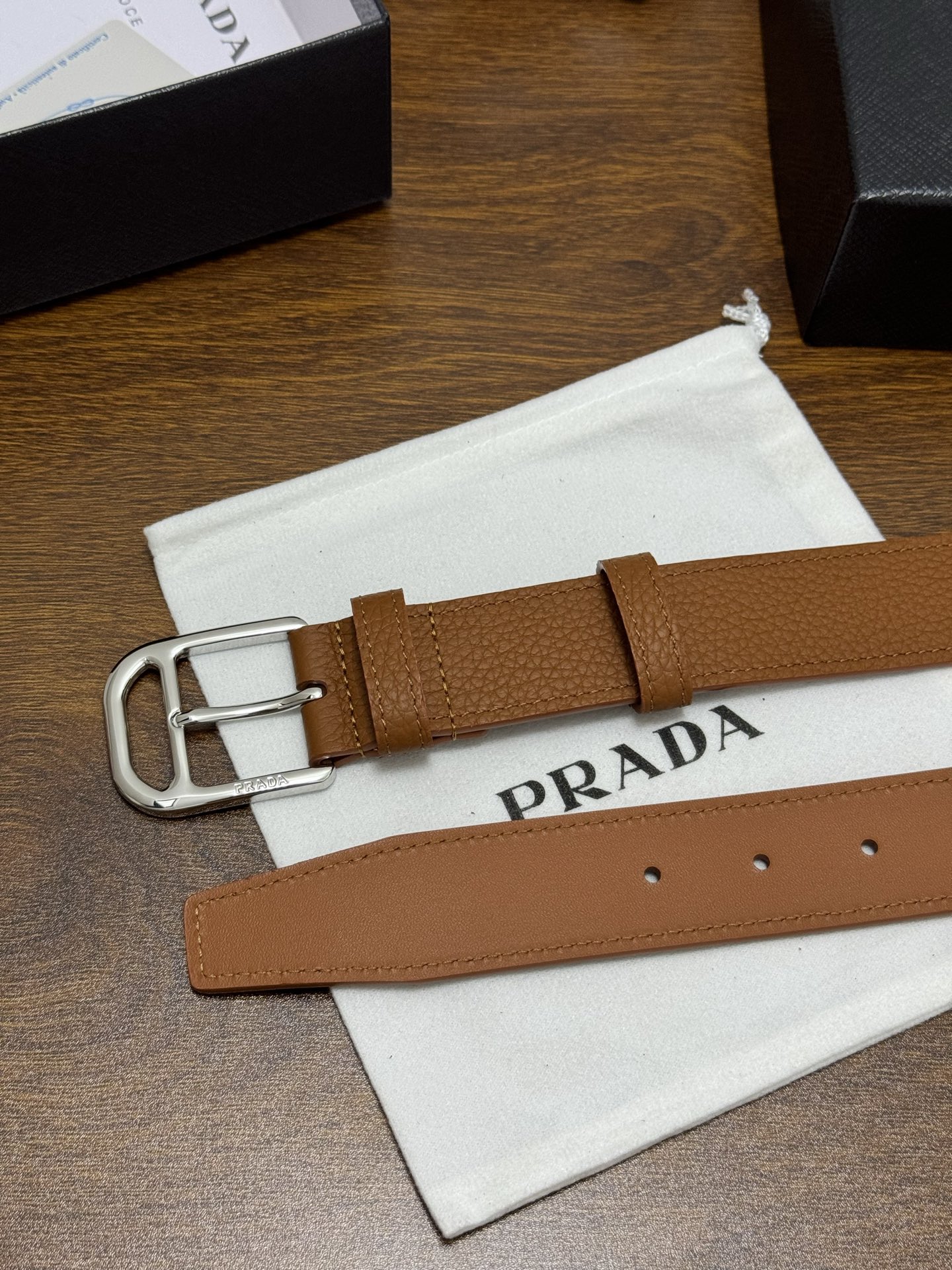 PRADA 3.5cm 颜色：棕色荔枝纹皮革腰带风格简约之作醒目装饰涂珐琅三角形金属徽标柔软自然，赋予设