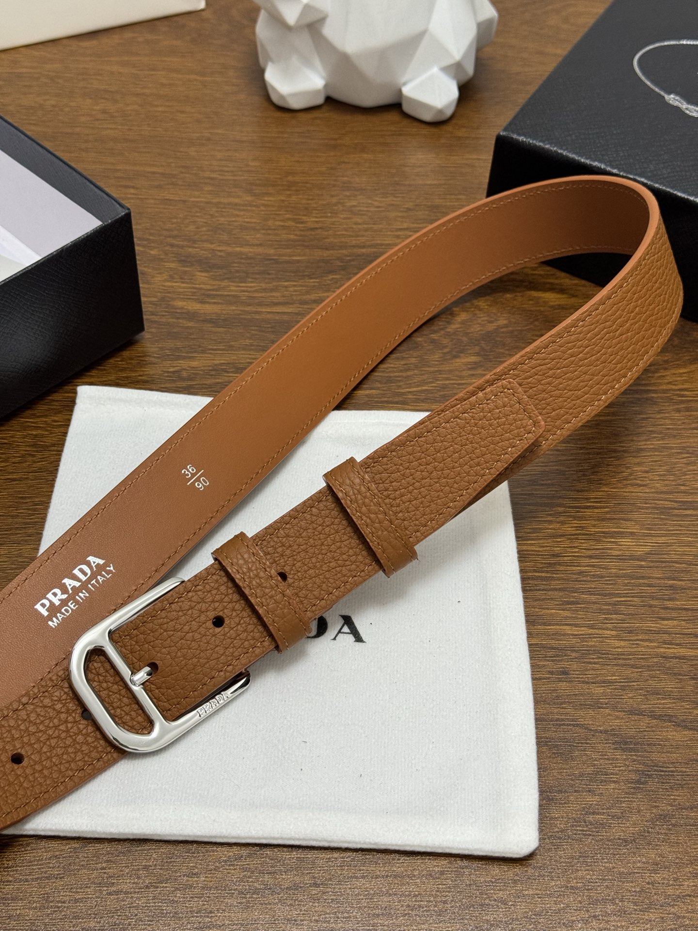 PRADA 3.5cm 颜色：棕色荔枝纹皮革腰带风格简约之作醒目装饰涂珐琅三角形金属徽标柔软自然，赋予设