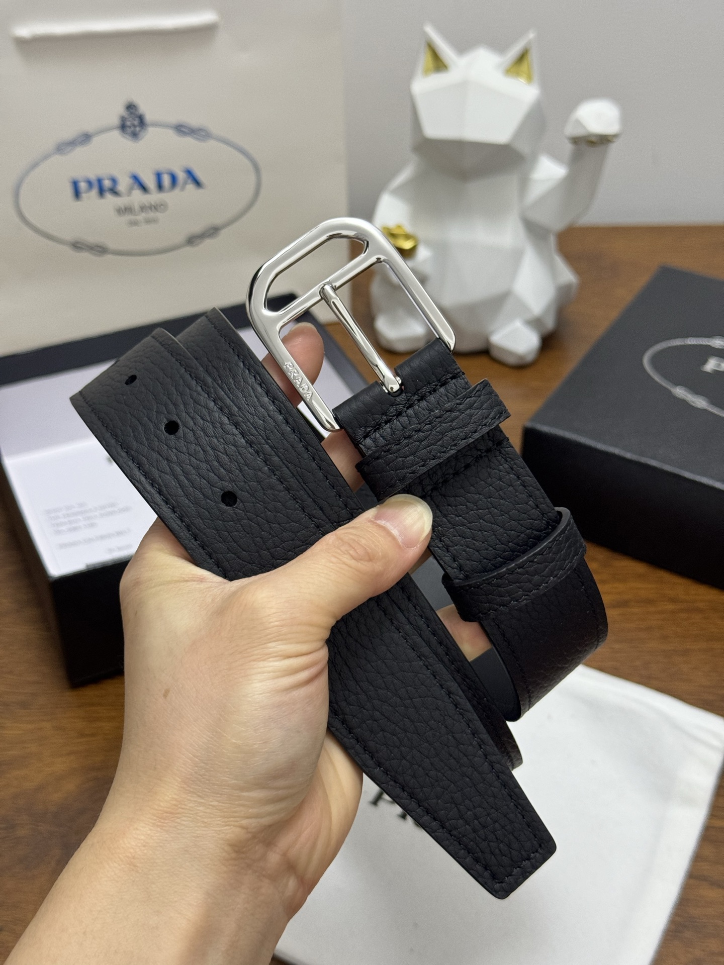 PRADA 3.5cm 颜色：黑色荔枝纹皮革腰带风格简约之作醒目装饰涂珐琅三角形金属徽标柔软自然，赋予设
