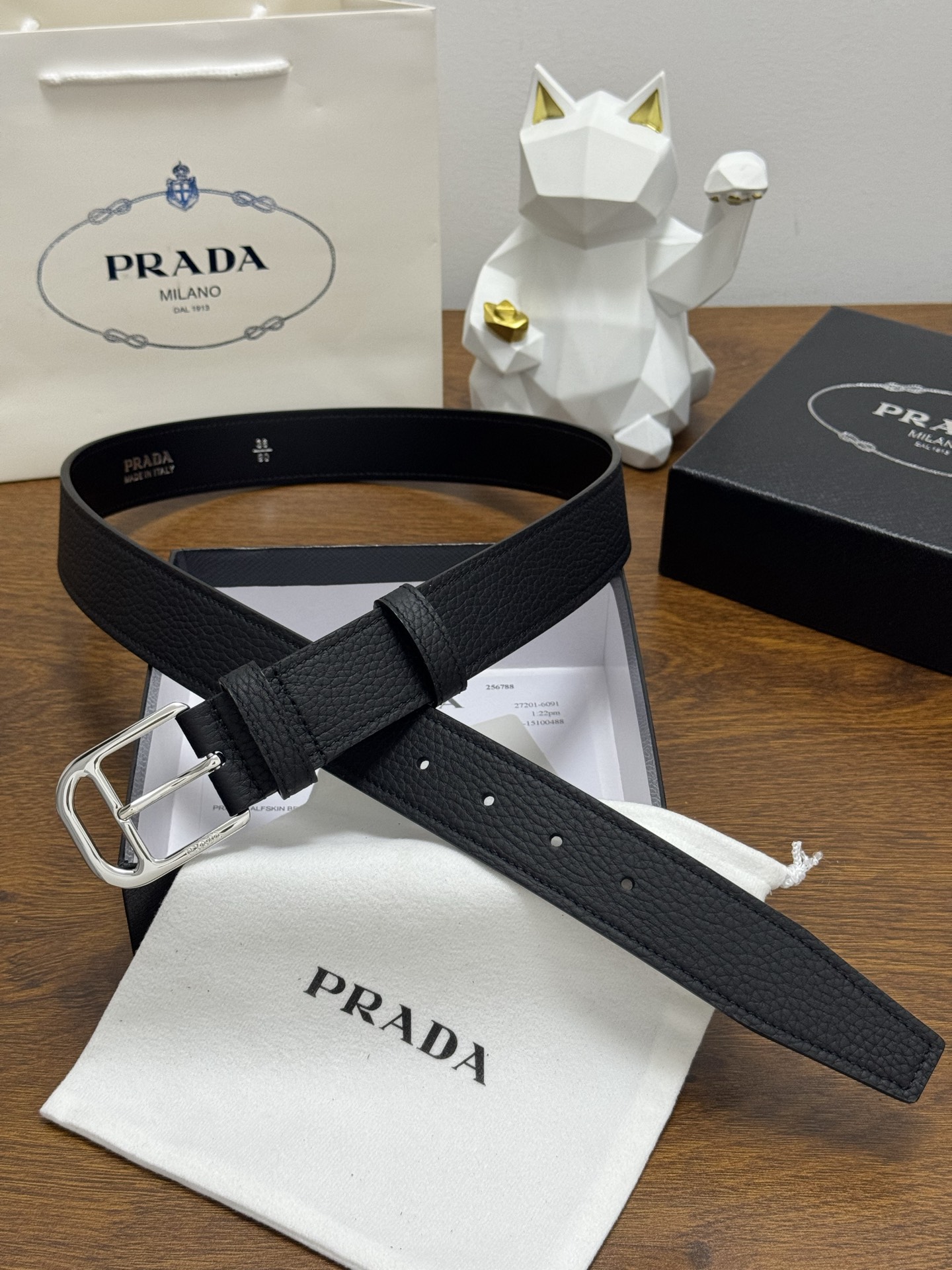 PRADA 3.5cm 颜色：黑色荔枝纹皮革腰带风格简约之作醒目装饰涂珐琅三角形金属徽标柔软自然，赋予设