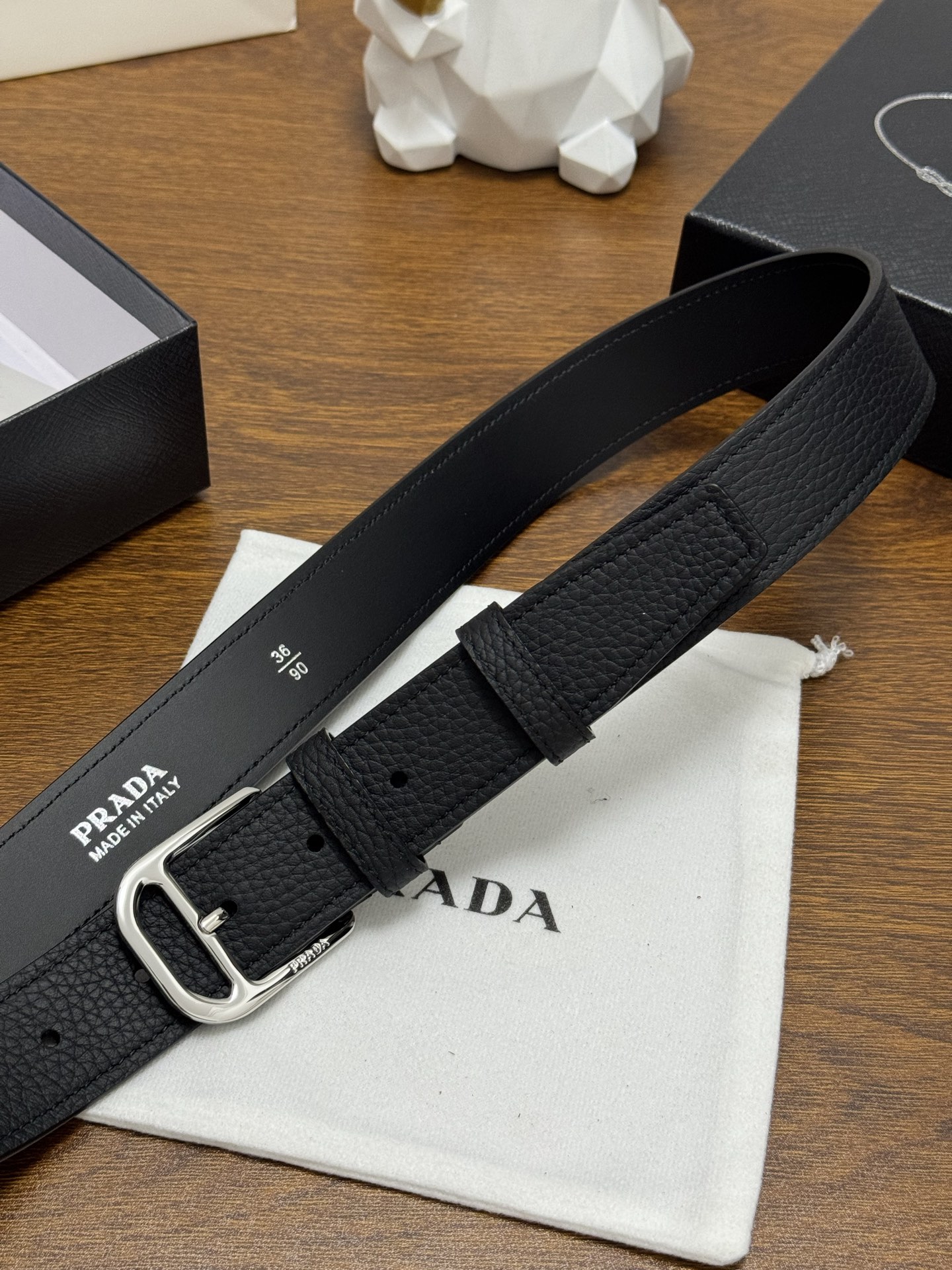 PRADA 3.5cm 颜色：黑色荔枝纹皮革腰带风格简约之作醒目装饰涂珐琅三角形金属徽标柔软自然，赋予设