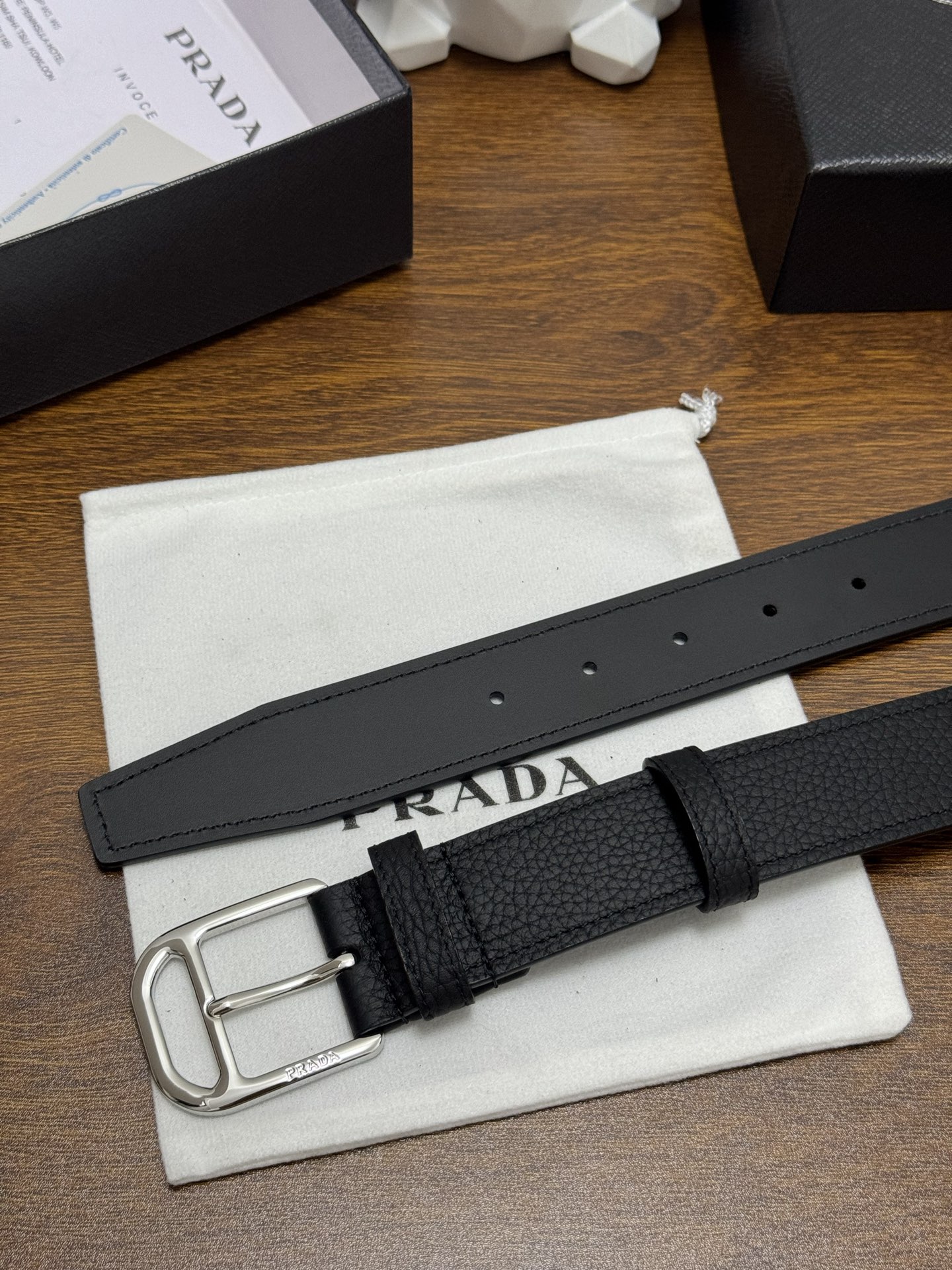 PRADA 3.5cm 颜色：黑色荔枝纹皮革腰带风格简约之作醒目装饰涂珐琅三角形金属徽标柔软自然，赋予设